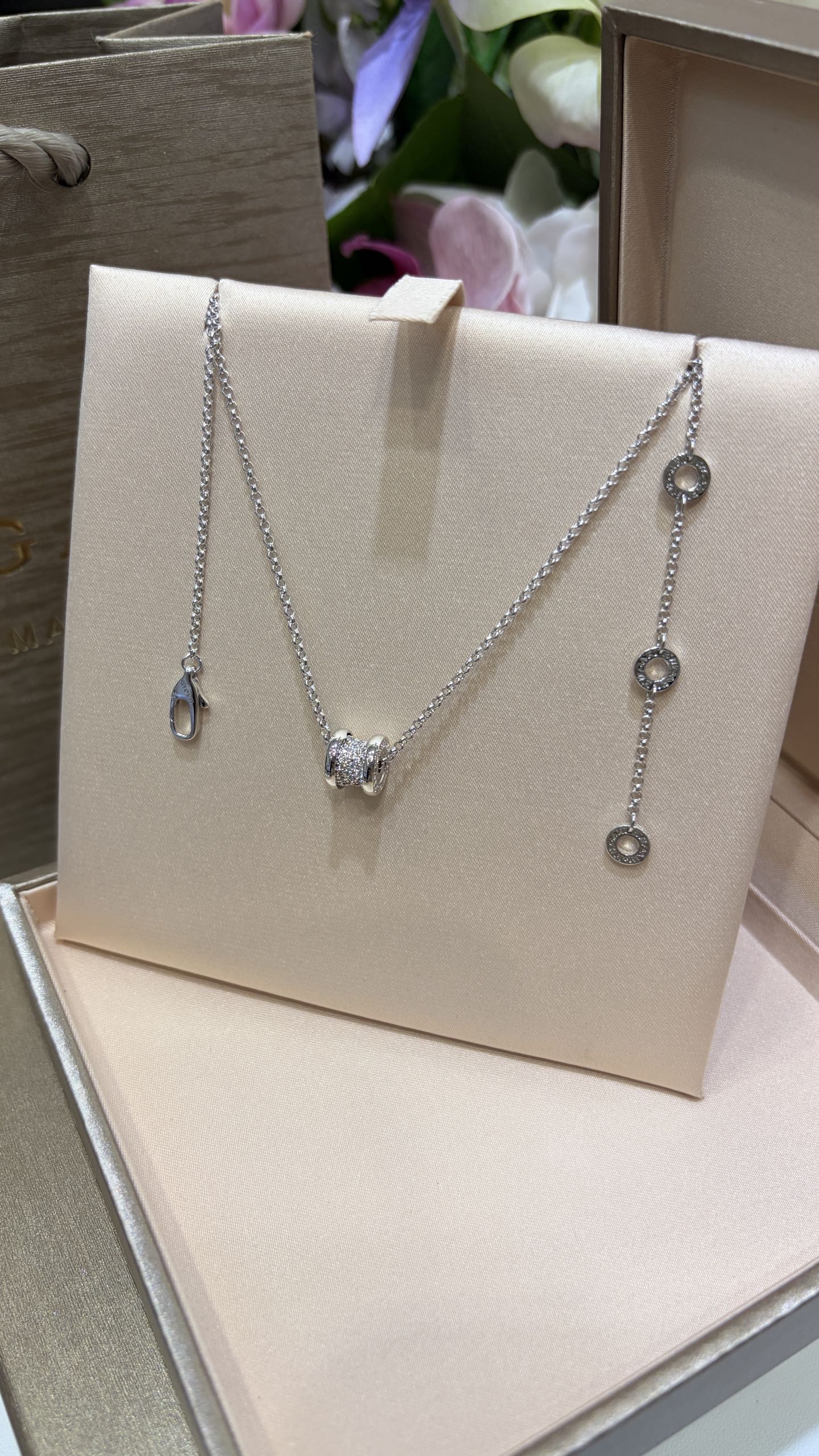 今日新品宝格丽小蛮腰\n新款白金色银色满钻弹簧小蛮腰项链\n\n经典且耐看的弹簧系列珠宝设计\nmini尺寸小弹簧超级精致日常休闲百搭\n\nzp18k真金真钻官网价格4w多\n定制精工铜镀金镶嵌锆石\n项链配免费包装需要图片全套包装另加