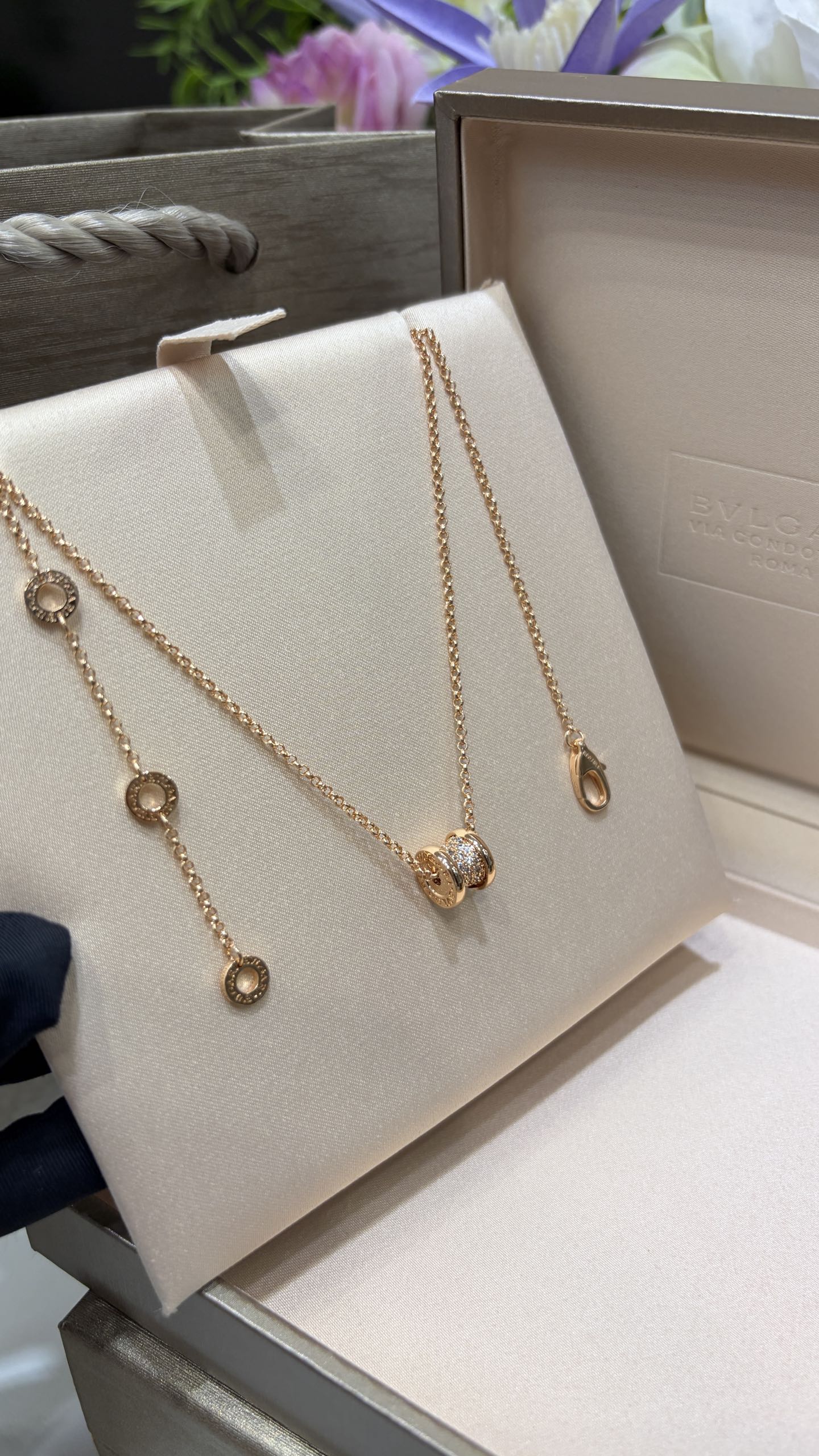 今日新品宝格丽小蛮腰\n新款玫瑰金色满钻弹簧小蛮腰项链\n\n经典且耐看的弹簧系列珠宝设计\nmini尺寸小弹簧超级精致日常休闲百搭\n\nzp18k真金真钻官网价格接近4w\n定制精工铜镀金镶嵌锆石\n项链配免费包装需要图片全套包装另加
