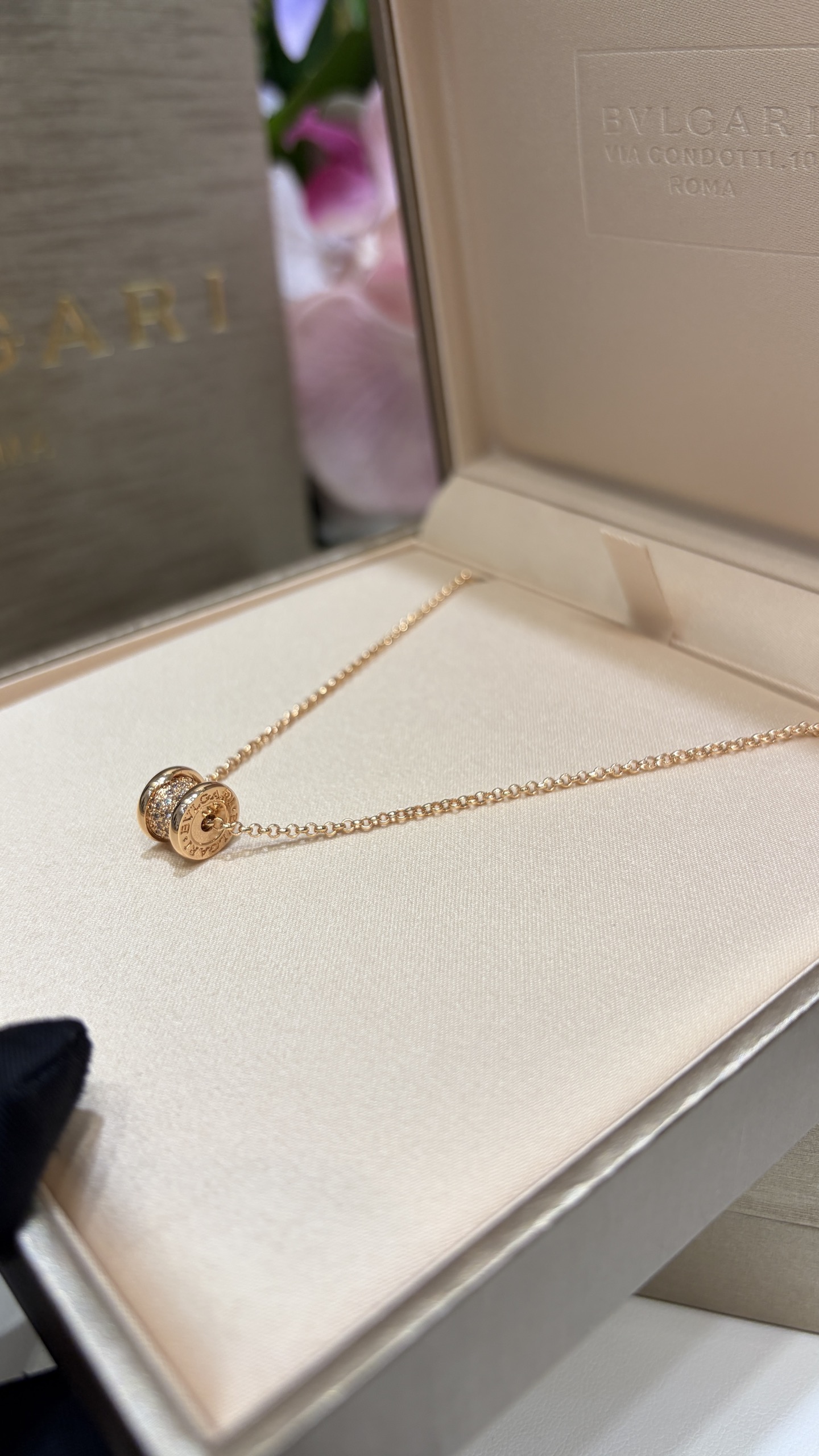 今日新品宝格丽小蛮腰\n新款玫瑰金色满钻弹簧小蛮腰项链\n\n经典且耐看的弹簧系列珠宝设计\nmini尺寸小弹簧超级精致日常休闲百搭\n\nzp18k真金真钻官网价格接近4w\n定制精工铜镀金镶嵌锆石\n项链配免费包装需要图片全套包装另加