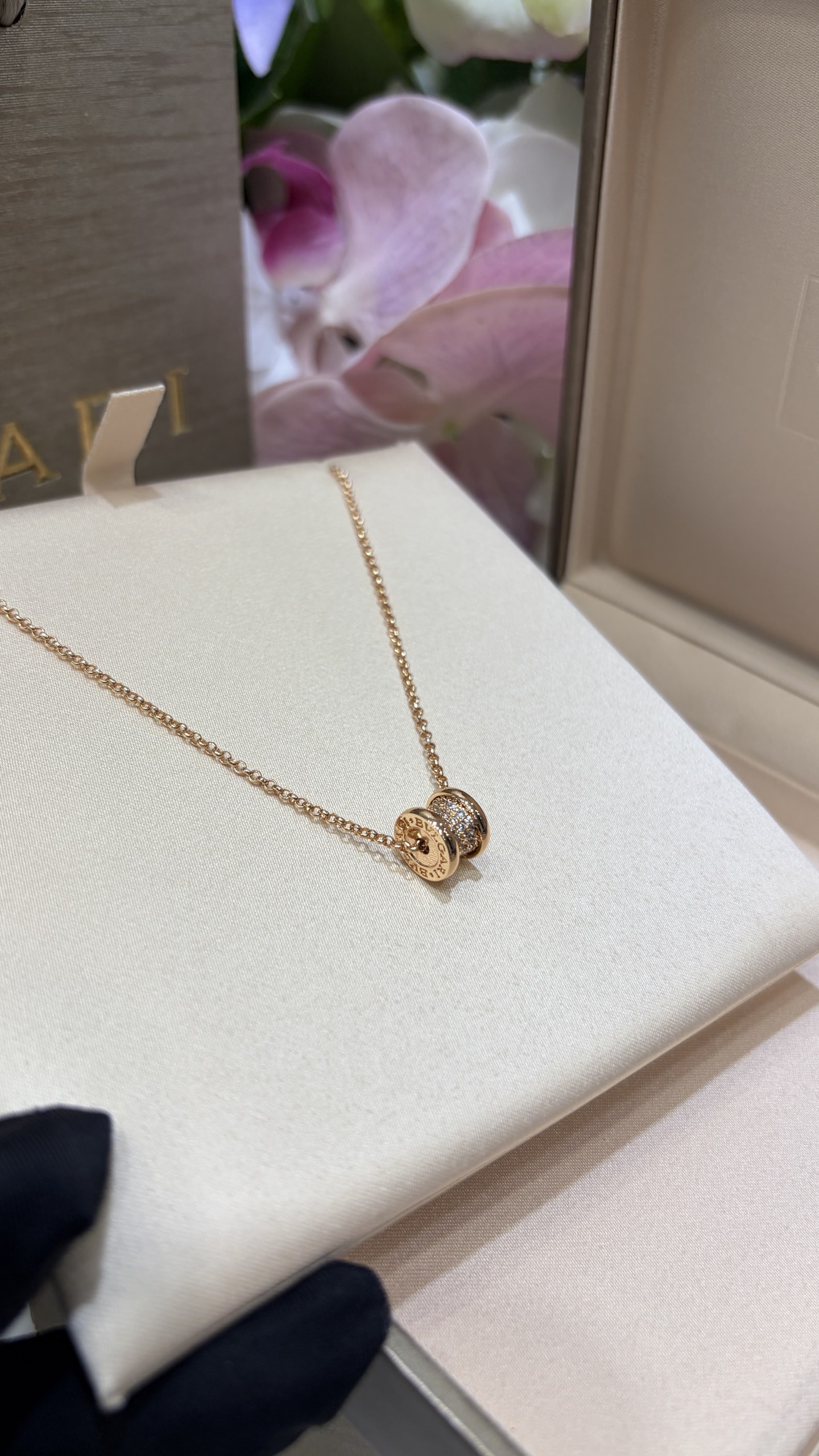 今日新品宝格丽小蛮腰\n新款玫瑰金色满钻弹簧小蛮腰项链\n\n经典且耐看的弹簧系列珠宝设计\nmini尺寸小弹簧超级精致日常休闲百搭\n\nzp18k真金真钻官网价格接近4w\n定制精工铜镀金镶嵌锆石\n项链配免费包装需要图片全套包装另加
