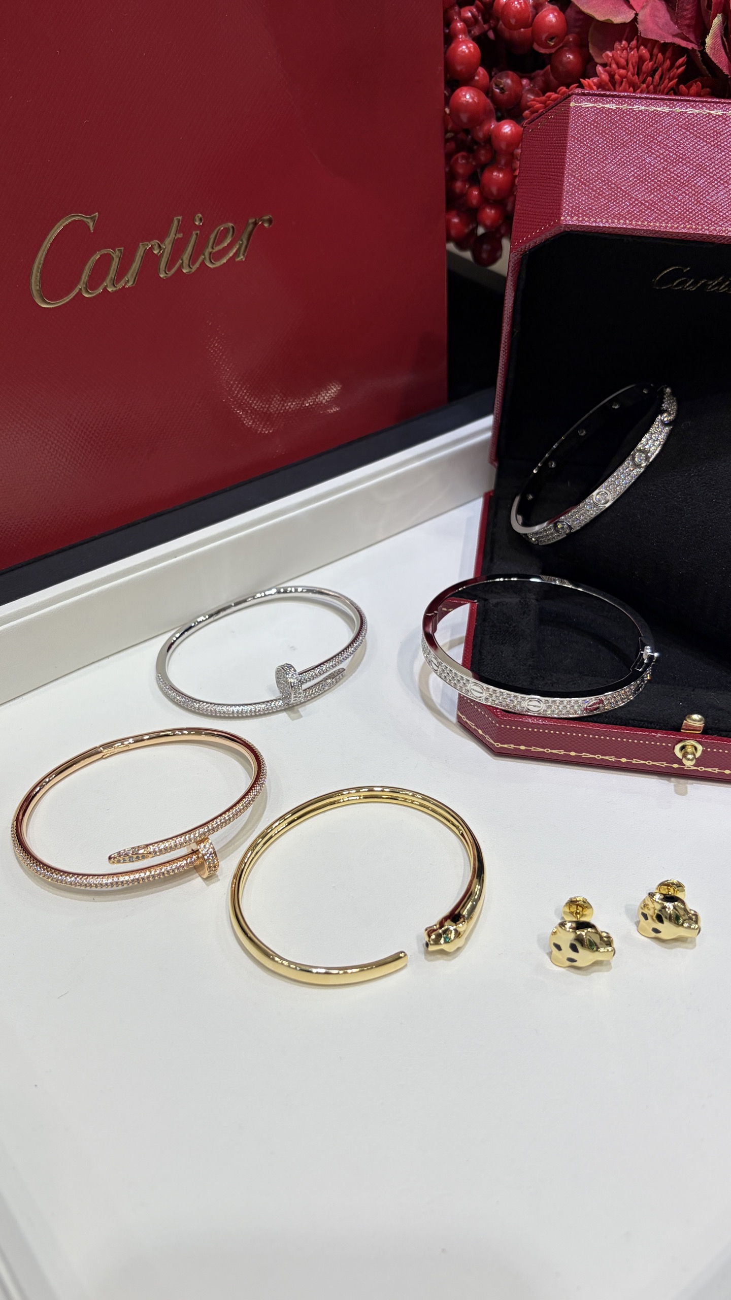 送全套包装今日新品\n新款满钻钉子白金色银色手镯\n\n佩戴上手太难挪开视线啦满钻的富贵感很绝\n从头到尾都满钻寓意一年从头赚到尾\n刻字清晰，镶嵌工艺精细晚宴级别的珠宝\n\nzp18k真金真钻官网价格40几个w\n定制精工铜镀金材质，镶嵌锆石，尺寸17\n手环配包装一套很大气\n