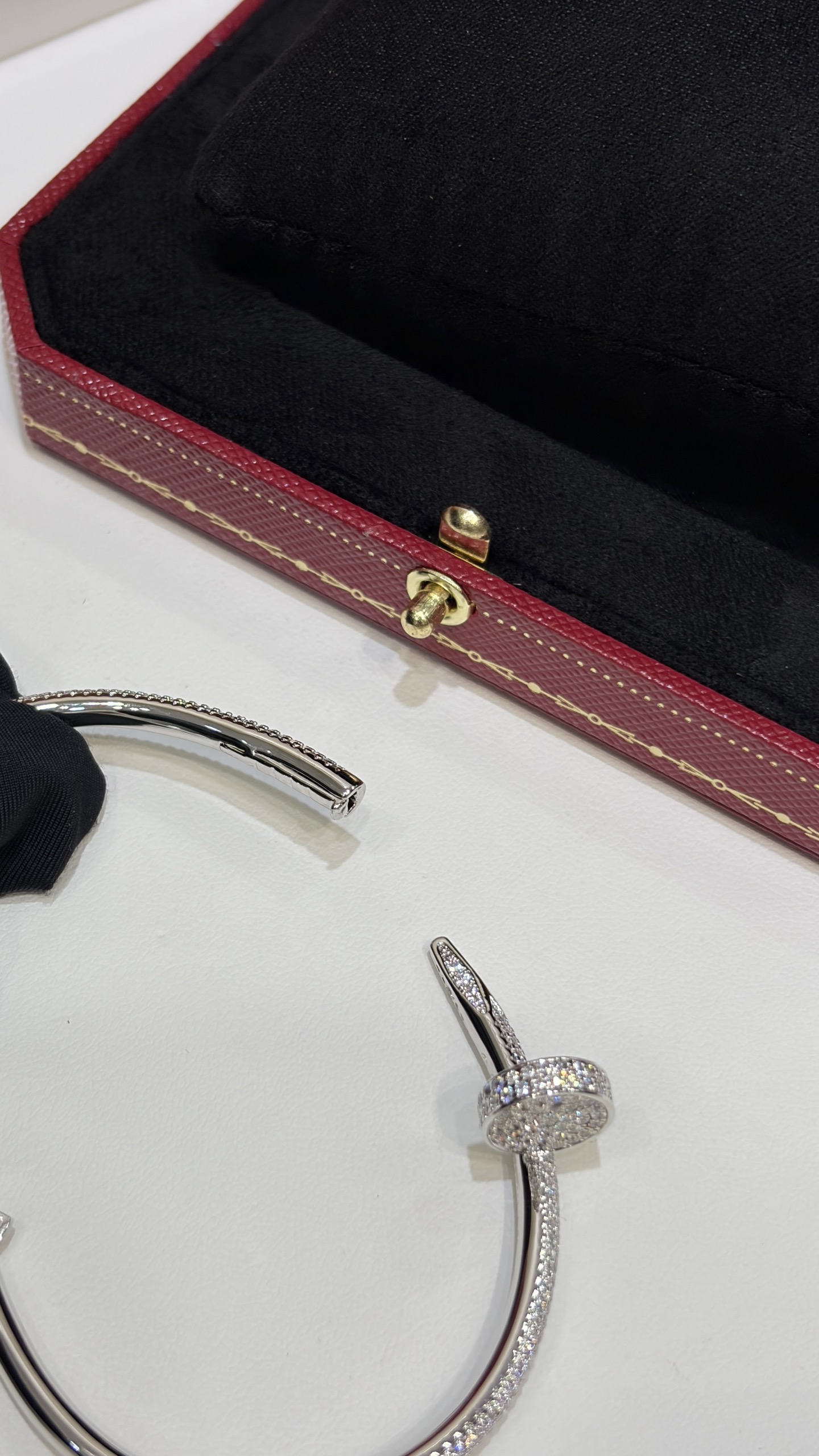 送全套包装今日新品\n新款满钻钉子白金色银色手镯\n\n佩戴上手太难挪开视线啦满钻的富贵感很绝\n从头到尾都满钻寓意一年从头赚到尾\n刻字清晰，镶嵌工艺精细晚宴级别的珠宝\n\nzp18k真金真钻官网价格40几个w\n定制精工铜镀金材质，镶嵌锆石，尺寸17\n手环配包装一套很大气\n