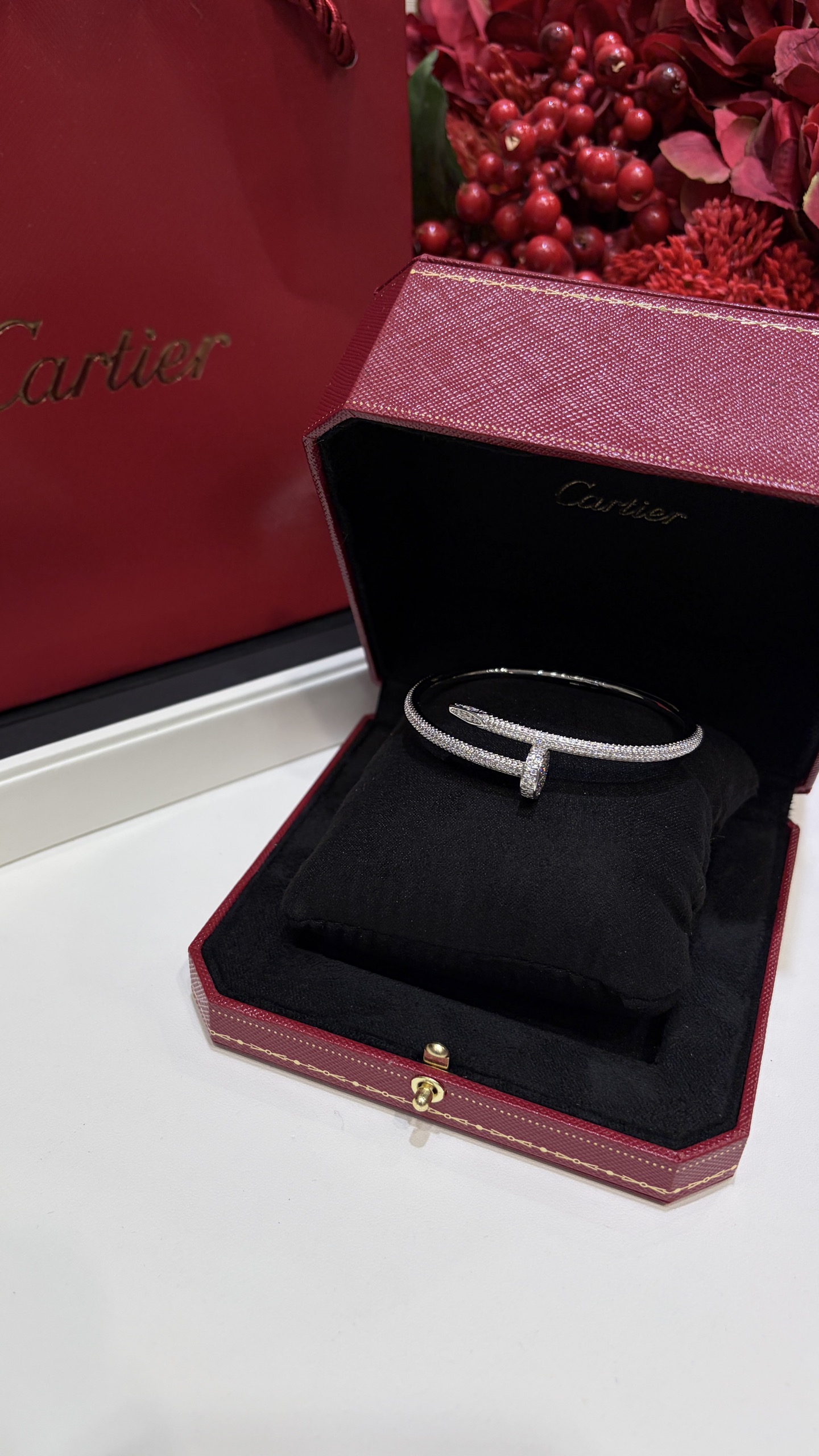 送全套包装今日新品\n新款满钻钉子白金色银色手镯\n\n佩戴上手太难挪开视线啦满钻的富贵感很绝\n从头到尾都满钻寓意一年从头赚到尾\n刻字清晰，镶嵌工艺精细晚宴级别的珠宝\n\nzp18k真金真钻官网价格40几个w\n定制精工铜镀金材质，镶嵌锆石，尺寸17\n手环配包装一套很大气\n