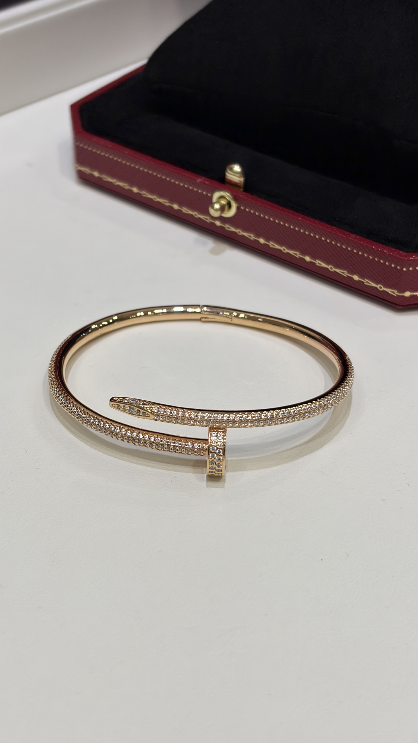 送全套包装今日新品\n新款满钻钉子玫瑰金色手镯\n\n佩戴上手太难挪开视线啦满钻的富贵感很绝\n从头到尾都满钻寓意一年从头赚到尾\n刻字清晰，镶嵌工艺精细晚宴级别的珠宝\n\nzp18k真金真钻官网价格40几个w\n定制精工铜镀金材质，镶嵌锆石，尺寸17\n手环配包装一套很大气\n