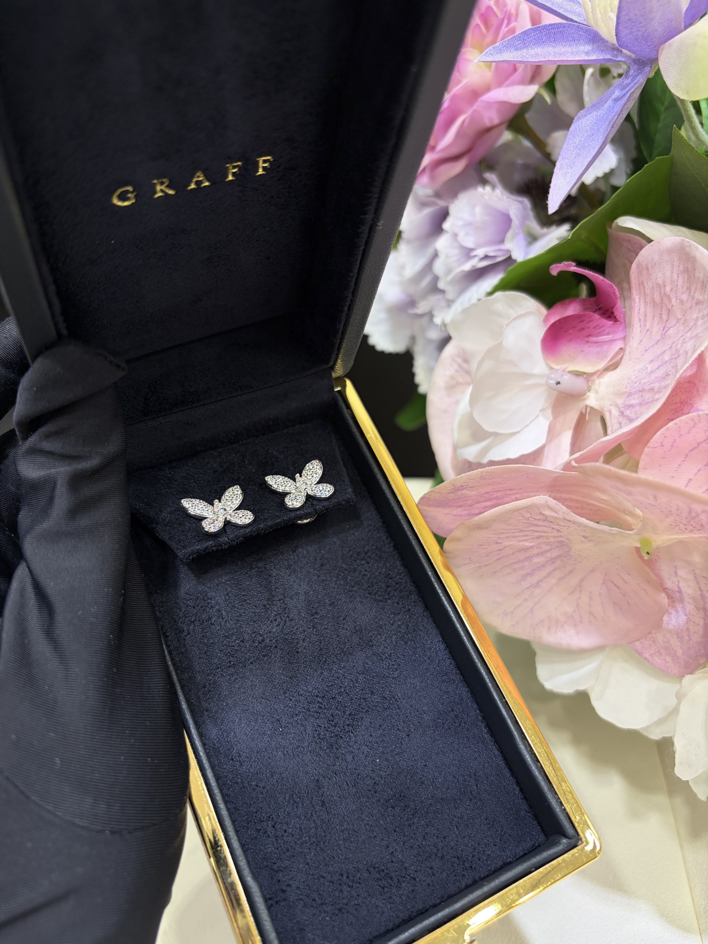 NO:765960,88200 Today’s new earrings, Seiko brass thick-plated with real gold, Graff high-end jewelry series, full of butterfly full diamond earrings. The small butterfly full of diamonds is so smart, sparkling and super beautiful. It embellishes the ears as if it is about to fly. It feels gentle and noble. Z18k real gold and real diamonds. The official website price is more than 8w, Cardia high-end jewelry1986090988200今日新品耳钉 精工黄铜厚镀真金 Graff 高级珠宝系列缱绻蝴蝶满钻耳钉 满钻小蝴蝶好灵动 亮晶晶的超级美 点缀耳畔仿佛振翅欲飞温柔贵气千金感 z18k真金真钻 官网价格8w多,,卡迪亚高端饰品,Jewelry