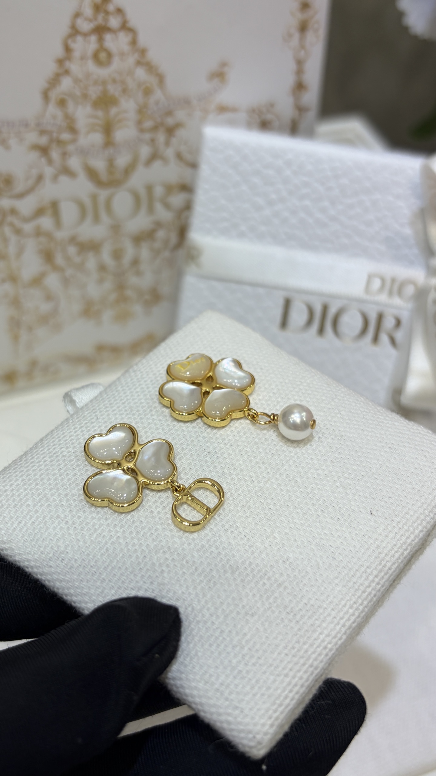 NO:765908,88200, today's new product purchase yb. 26 years new gold CD white mother-of-pearl clover asymmetrical earrings. The white mother-of-pearl is so gentle. It looks so beautiful on the upper ear. It is noble and girly. Super hot style, customers are looking for it even before it is new. The asymmetric design is very smart and cute. Versatile for daily use. Not picky. The same brass material as yb. White mother-of-pearl. Top version, Cartier high-end jewelry.1986090988200,今日新品购入yb . 26年新款金色CD白贝母幸运草不对称耳钉 白贝母好温柔 上耳太好看啦 贵气又少女 超级爆款,还没上新就有客人找 不对称设计很灵动可爱 日常百搭不挑人 yb一样黄铜材质 白贝母 顶级版本,,卡迪亚高端饰品,Jewelry