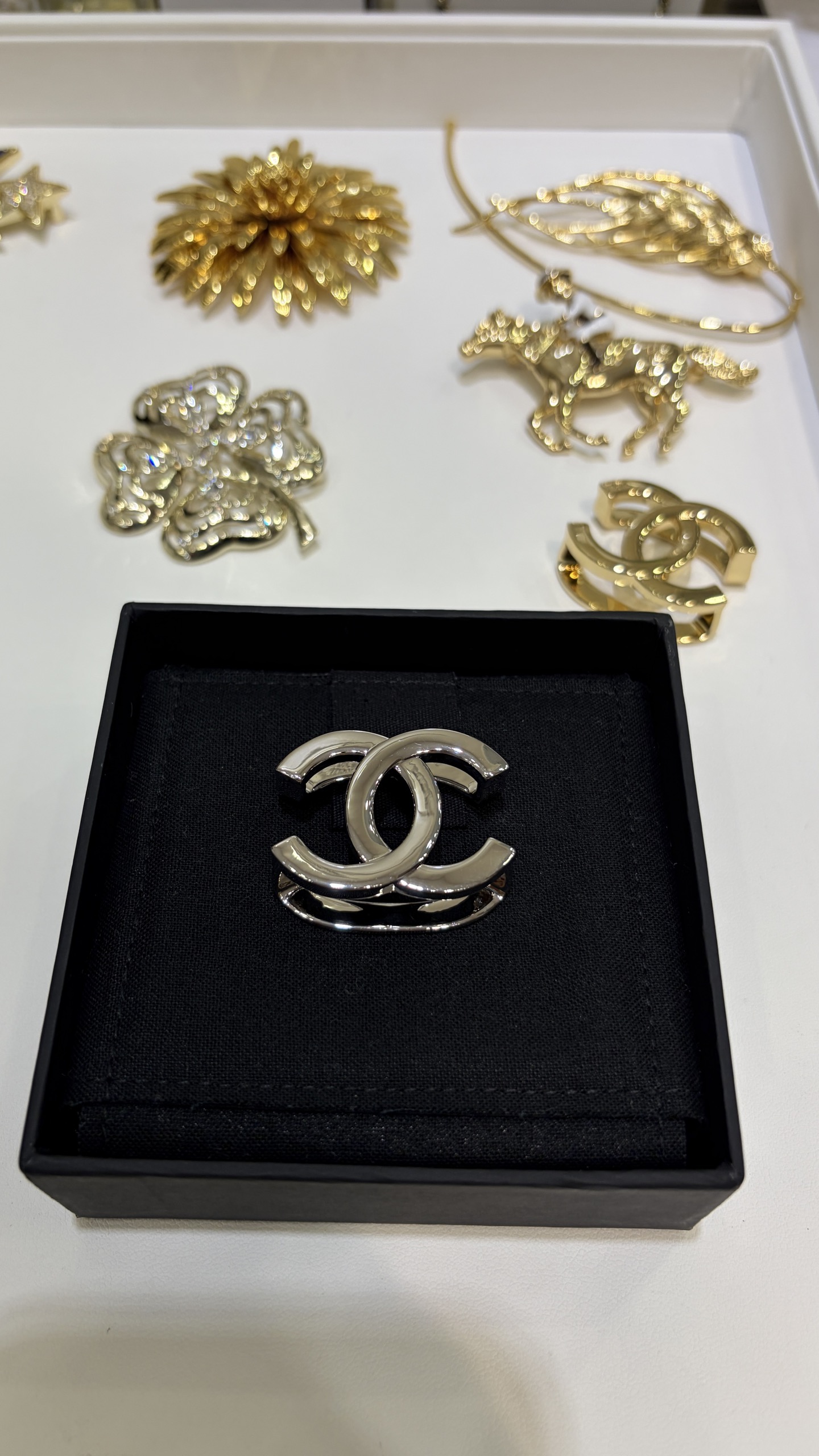 NO:816199,88180 Today's new product purchases yb hot style * 26s new silver double C silk scarf buckle This season's hottest item can not only be used as a scarf buckle, but also can be added with a ring to hang a bag or hang on jeans. The shiny metal polishing is smooth and smooth. The engraving is clear and the workmanship is invincible. It is made of the same brass as yb. The top version is a must-buy, Jeans, Cardia high-end jewelry1986090988180今日新品购入yb 爆款 * 26s新款银色双C丝巾扣 本季的王炸单品除了可以当丝巾扣 还可以加个环当包挂 或者挂牛仔裤上 亮面金属抛光丝滑 刻字清晰 做工无敌了 yb一样黄铜材质 顶级版本必买,,jeans,卡迪亚高端饰品,Jewelry