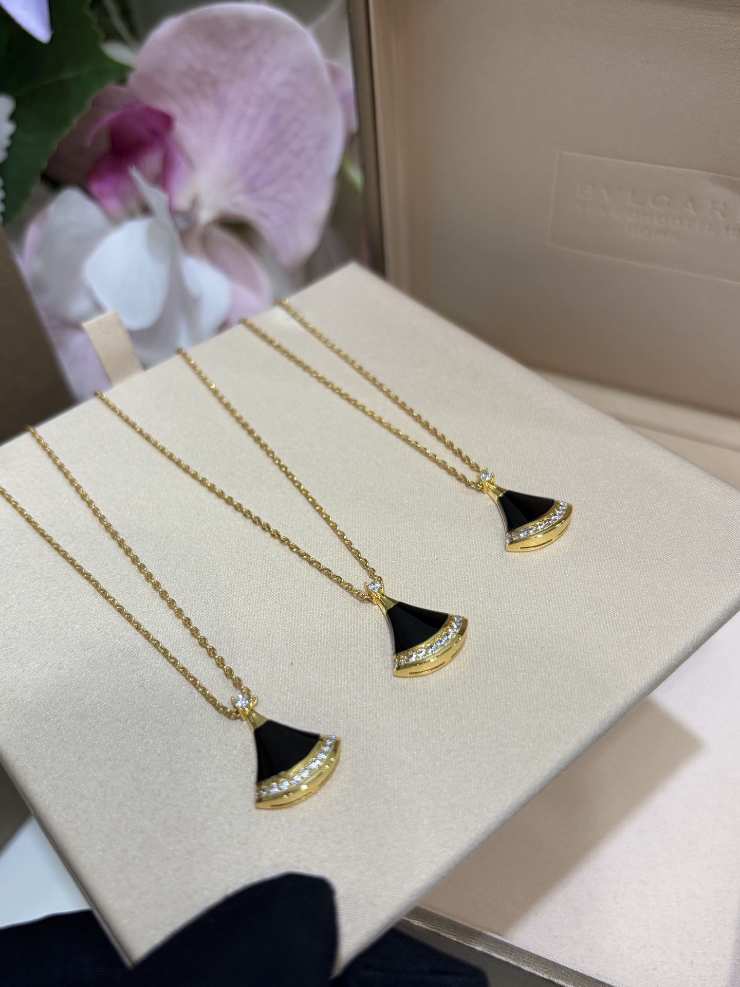 NO:816264,88240 Today's new high-end jewelry series, the same style as Zhang Yuanying's small fan with diamonds and black agate gold necklace, black onyx with a circle of diamonds, low-key and presence, it looks amazing when worn on the upper body!  The more you look at it, the more advanced it becomes. ZK real gold, real diamonds and black agate. Customized fine workmanship. Gold-plated zircon + black agate, necklace, gold plating, Cartier high-end jewelry.1986090988240今日新品高级珠宝系列 张元英同款 小号扇子带钻黑玛瑙金色项链 黑色缟玛瑙一圈钻 低调又有存在感 佩戴上身太惊艳了！越看越高级 zk真金真钻黑玛瑙 定制精工铜镀金锆石+黑玛瑙,,necklace,gold plating,卡迪亚高端饰品,Jewelry