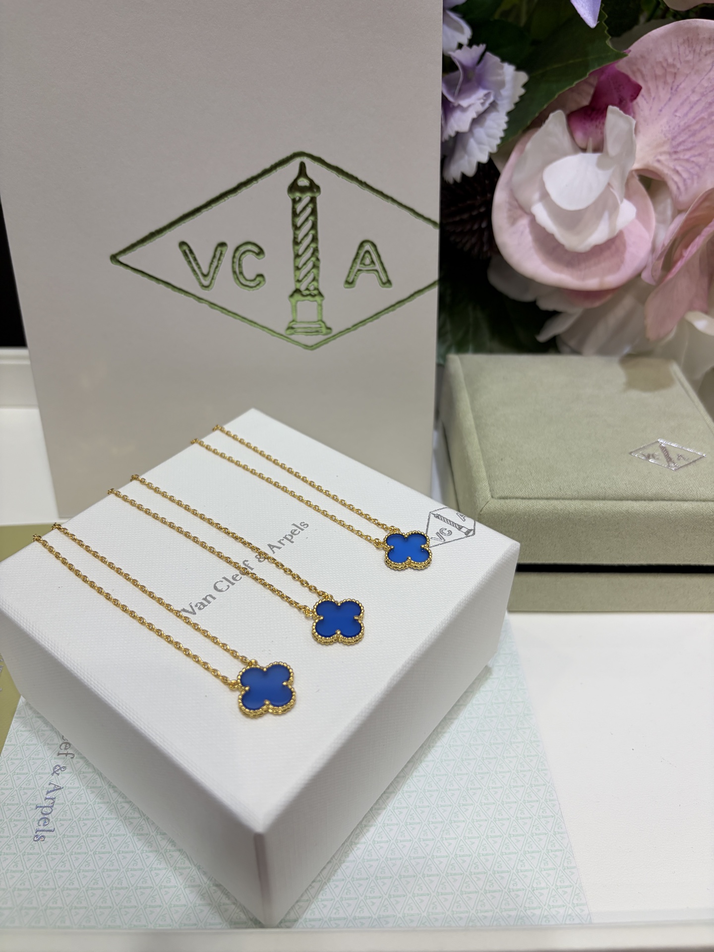 NO:816258,88230. Today’s new product blue agate & blue agate classic medium size single flower four-leaf clover necklace. New version in copper material, beautiful quality and good price. The high saturation blue flower on the upper body is very white. The real thing is too bright. Fashionable personality and full of mystery. The transparency is very beautiful. Super suitable for summer. ZK real gold, custom-made fine brass gold plating, agate, necklace, gold plating, Cartier high-end jewelry1986090988230.今日新品蓝玛瑙  & 蓝玛瑙经典中号单花四叶草项链 铜材质新版本,质美价优 高饱和度的蓝色花花上身好显白 实物太亮眼了 时髦个性又充满神秘感 这份通透感美得很出众 超适合夏天 zk真金,定制精工黄铜镀金 玛瑙,,necklace,gold plating,卡迪亚高端饰品,Jewelry