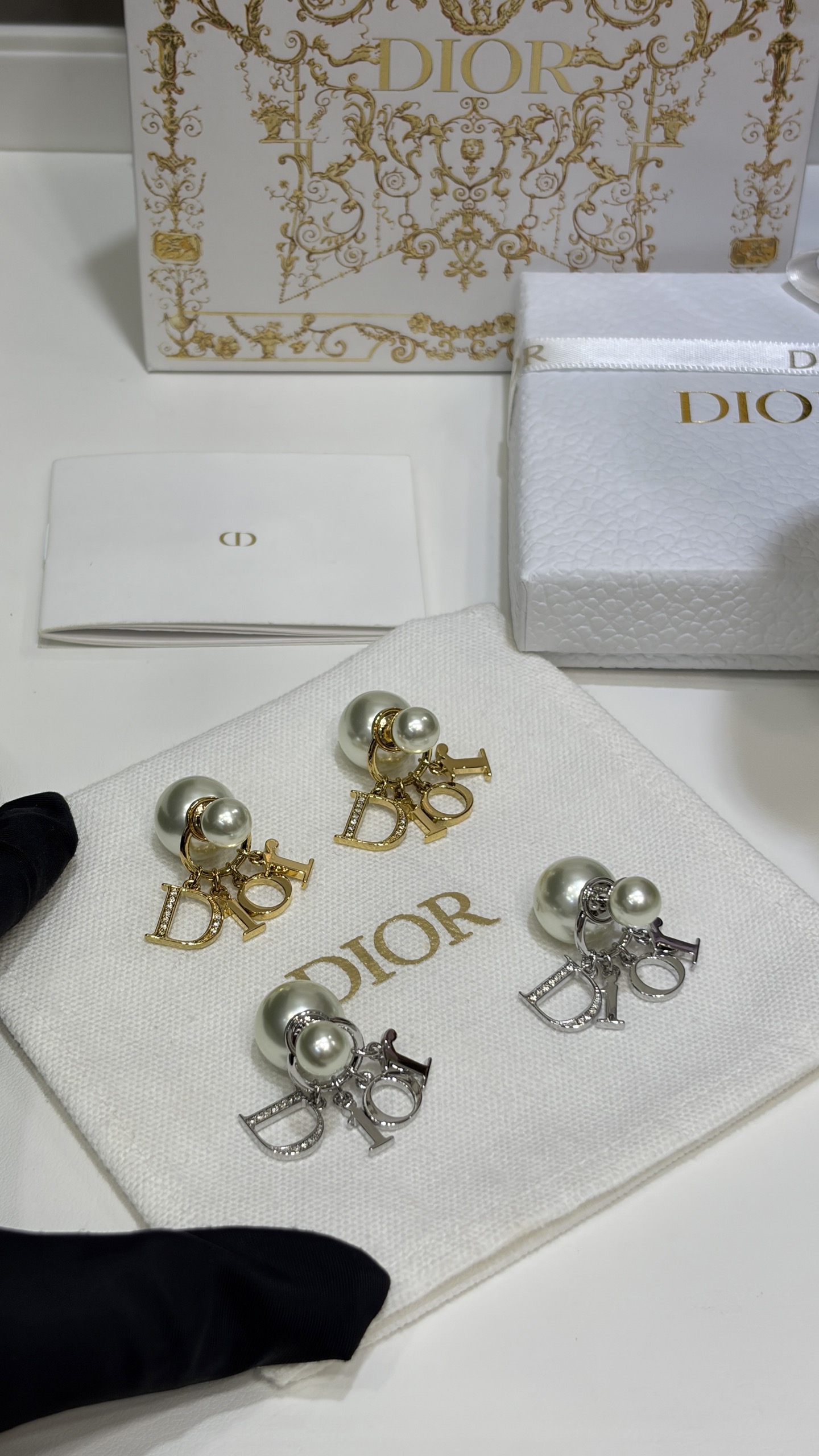 NO:856767,88200 Today's new product top version * 26ss new gold rhinestone letter double ball pearl earrings. The new version of the letters is slimmer than the classic model. It is more delicate and delicate. It is very classic and durable. With the double ball pearl, it directly makes you feel like a wealthy family. The same brass material as yb. Swarovski Phantom diamond. Customized pearls, earrings, Cartier high-end jewelry.1986090988200今日新品顶级版本 * 26ss新款金色水钻字母双球珍珠耳环 新版本字母比经典款线条更纤细一些 多了点秀气精致 非常的经典耐看 搭双球珍珠富家千金感直接拉满 yb一样黄铜材质 施华洛魅影钻 定制珍珠,,earrings,卡迪亚高端饰品,Jewelry