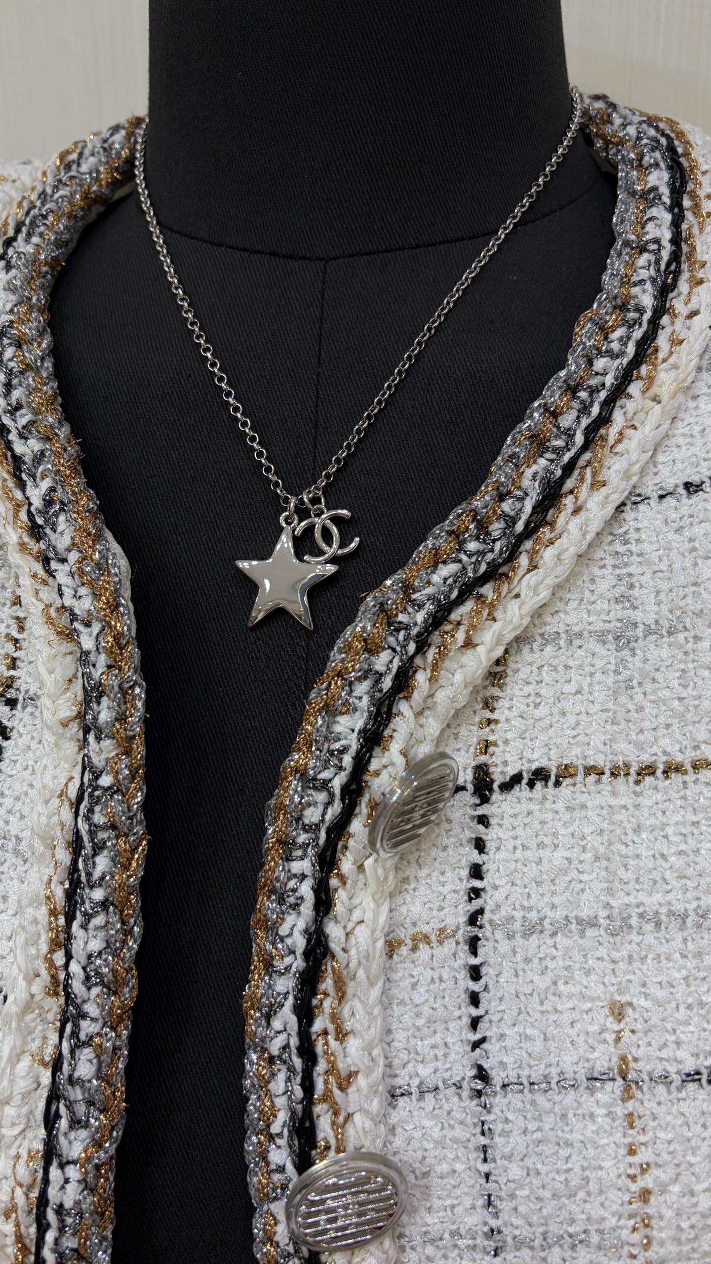 NO:816178,88180. Today's new necklace * 26s new silver double C five-pointed star necklace. The shiny metal is polished and silky. The lettering is clear and the texture is super good. The simple style is casual and elegant. It is a bit cool. It is made of brass like YB. The top version must buy. Lucky star necklace, necklace, Cartier high-end jewelry1986090988180.今日新品项链 * 26s新款银色双C五角星项链 亮面金属抛光丝滑 刻字清晰质感超好 简简单单的款式休闲又贵气 有点酷酷的 yb一样黄铜材质 顶级版本必买 幸运星星项链,,necklace,卡迪亚高端饰品,Jewelry