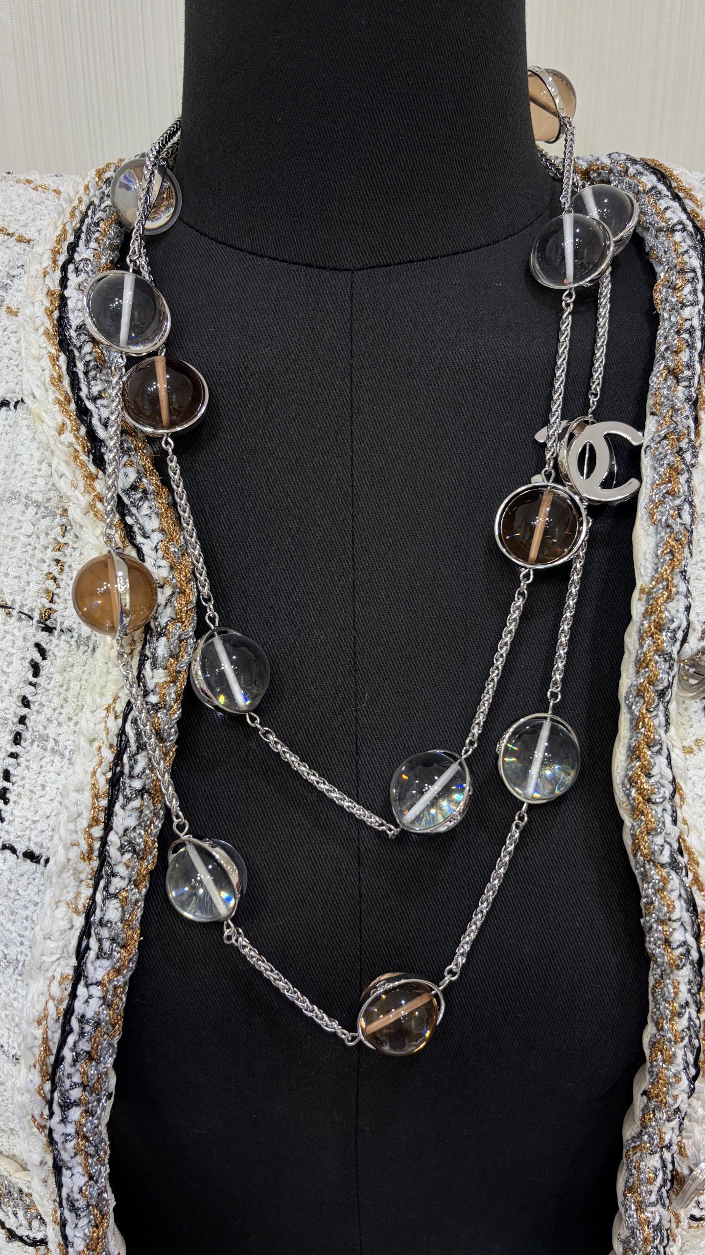 NO:816490,88430 Today's new product show is the same style * 26s new silver double C transparent ball planet sweater chain. Heavy-duty transparent acrylic ball has a special design. The orange-brown color has a retro feel. Neutral colors can also be very gentle. It is very expensive at first glance, minimalist and high-end. It looks elegant when worn on the upper body. The same brass material as yb. Customized acrylic, sweaters, Cardia high-end jewelry1986090988430今日新品秀场同款 * 26s新款银色双C透明圆球星球毛衣链 重工透明亚克力圆球好特别的设计 橘棕色自带复古感 中性色彩也可以很温柔 一眼很贵极简高级佩戴上身很显气质 yb一样黄铜材质 定制亚克力,,sweaters,卡迪亚高端饰品,Jewelry