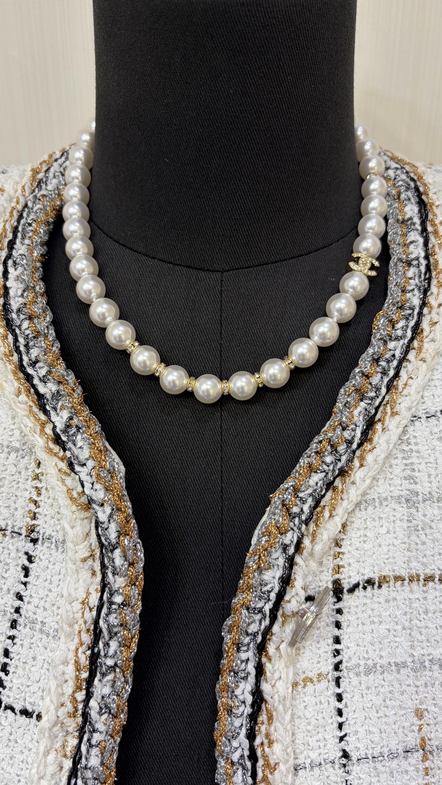 NO:816475,88250, today's new purchase yb * 26s new gold full diamond double C pearl necklace classic gold full diamond double C pearl chain low-key and versatile, close your eyes to the unmistakable style, look good in daily casual matching, same brass material as yb, Swarovski crystal, customized pearls, necklace, Cartier high-end jewelry1986090988250,今日新品购入yb * 26s新款金色满钻双C珍珠项链 经典金色满钻双C珍珠链条 低调又百搭 闭眼入不出错的款式 日常随意搭配都好看 yb一样黄铜材质 施华洛水晶 定制珍珠,,necklace,卡迪亚高端饰品,Jewelry