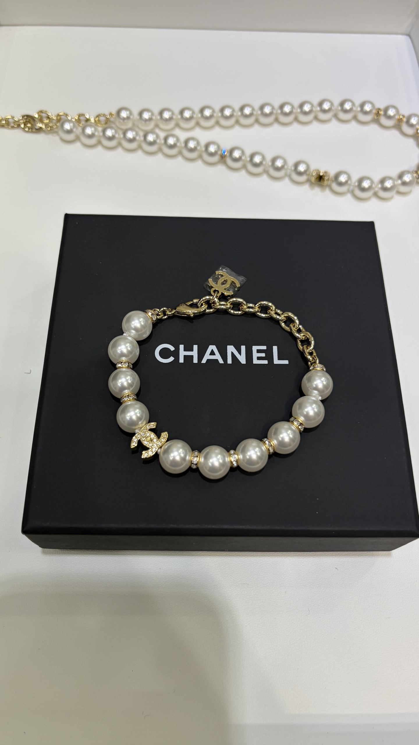 NO:816467,88230 Today's new bracelet * 26s new gold full diamond double C pearl bracelet. Classic gold full diamond double C pearl chain. Low-key and versatile. A style that you can't go wrong with your eyes closed. It looks good with any daily combination. Same brass material as yb. Swarovski crystal. Customized pearls, bracelet, Cartier high-end jewelry.1986090988230今日新品手链 * 26s新款金色满钻双C珍珠手链 经典金色满钻双C珍珠链条 低调又百搭 闭眼入不出错的款式 日常随意搭配都好看 yb一样黄铜材质 施华洛水晶 定制珍珠,,bracelet,卡迪亚高端饰品,Jewelry