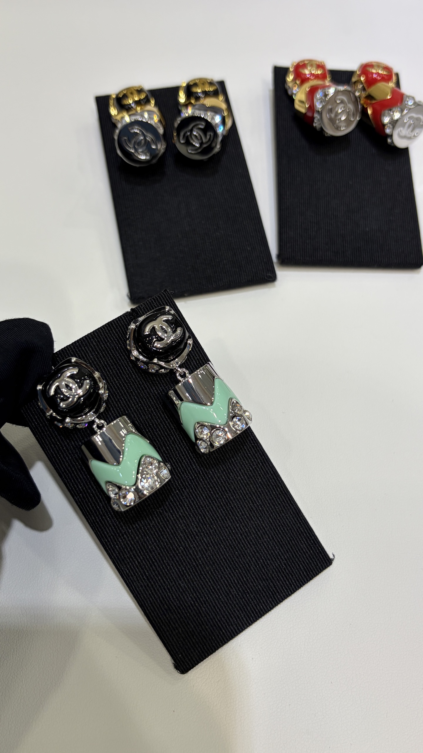 NO:816497,88280, today's new products are available in three colors * 26s new silver double C corrugated cylindrical earrings. The combination of metal lines and enamel corrugated rhinestones has a unique temperament with a sense of future and sharpness. It is advanced and bold. I like the unique style of closed-eye punching. Z-like brass enamel craftsmanship, customized acrylic crystal, heavy-duty special earrings, earrings, Cartier high-end jewelry1986090988280,今日新品三色可选 * 26s新款银色双C波纹圆柱耳环 金属线条珐琅波纹水钻的结合 是带着未来感与锋利感的独特气质 高级又大胆 喜欢独特款式的闭眼冲 z一样黄铜珐琅工艺,定制亚克力水晶 重工特别款耳钉带,,earrings,卡迪亚高端饰品,Jewelry