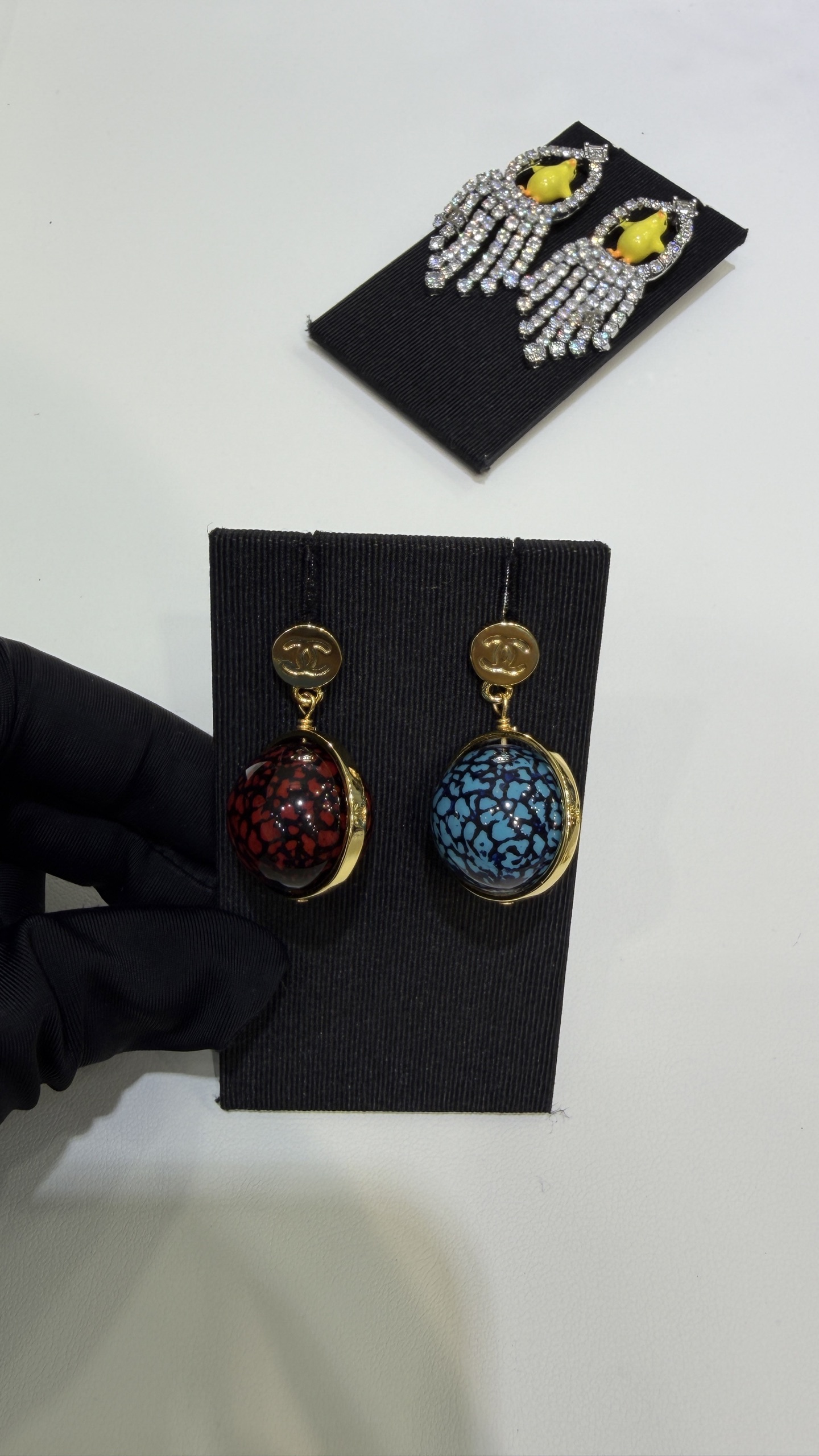 NO:816498,88240 Today's new asymmetrical earrings * 26s new gold double C button blue and red ball earrings. The earth planet c in red and blue colors is retro and avant-garde. It is full of personality when worn on the upper ear. The sphere is very three-dimensional. Made of the same brass as z. Customized acrylic. Heavy-duty earrings, earrings, Cardia high-end jewelry.1986090988240今日新品不对称耳环 * 26s新款金色双C纽扣蓝色红色圆球耳环 红蓝配色的地球星球c 复古又前卫 佩戴上耳个性十足 球体非常有立体感 z一样黄铜材质 定制亚克力 重工款耳钉,,earrings,卡迪亚高端饰品,Jewelry