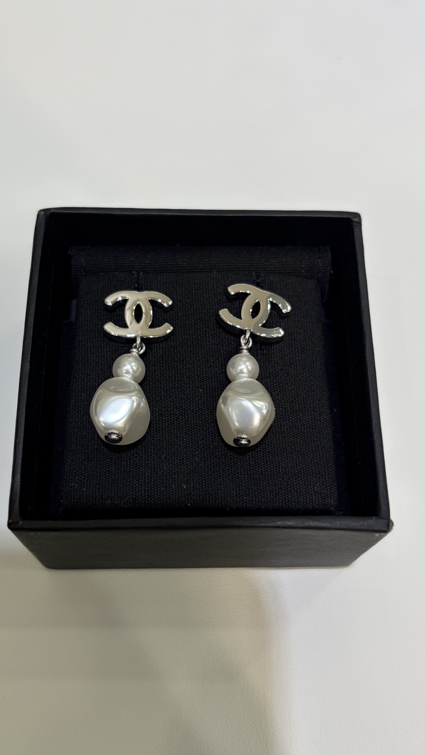NO:816441,88200, today's new purchase yb * 26s new silver double C baroque pearl earrings Silver double C with baroque pearls with a gentle white moonlight feel, simple and light mature feminine style, wearing on the ear is very elegant. Customized pearls made of the same brass material as yb, top version, irregular pearl earrings, earrings, Cartier high-end jewelry1986090988200,今日新品购入yb * 26s新款银色双C巴洛克珍珠耳环 银色双C搭配巴洛克珍珠温柔白月光感 简约轻熟女人味 佩戴上耳很提气质 yb一样黄铜材质定制珍珠 顶级版本 不规则珍珠耳钉,,earrings,卡迪亚高端饰品,Jewelry