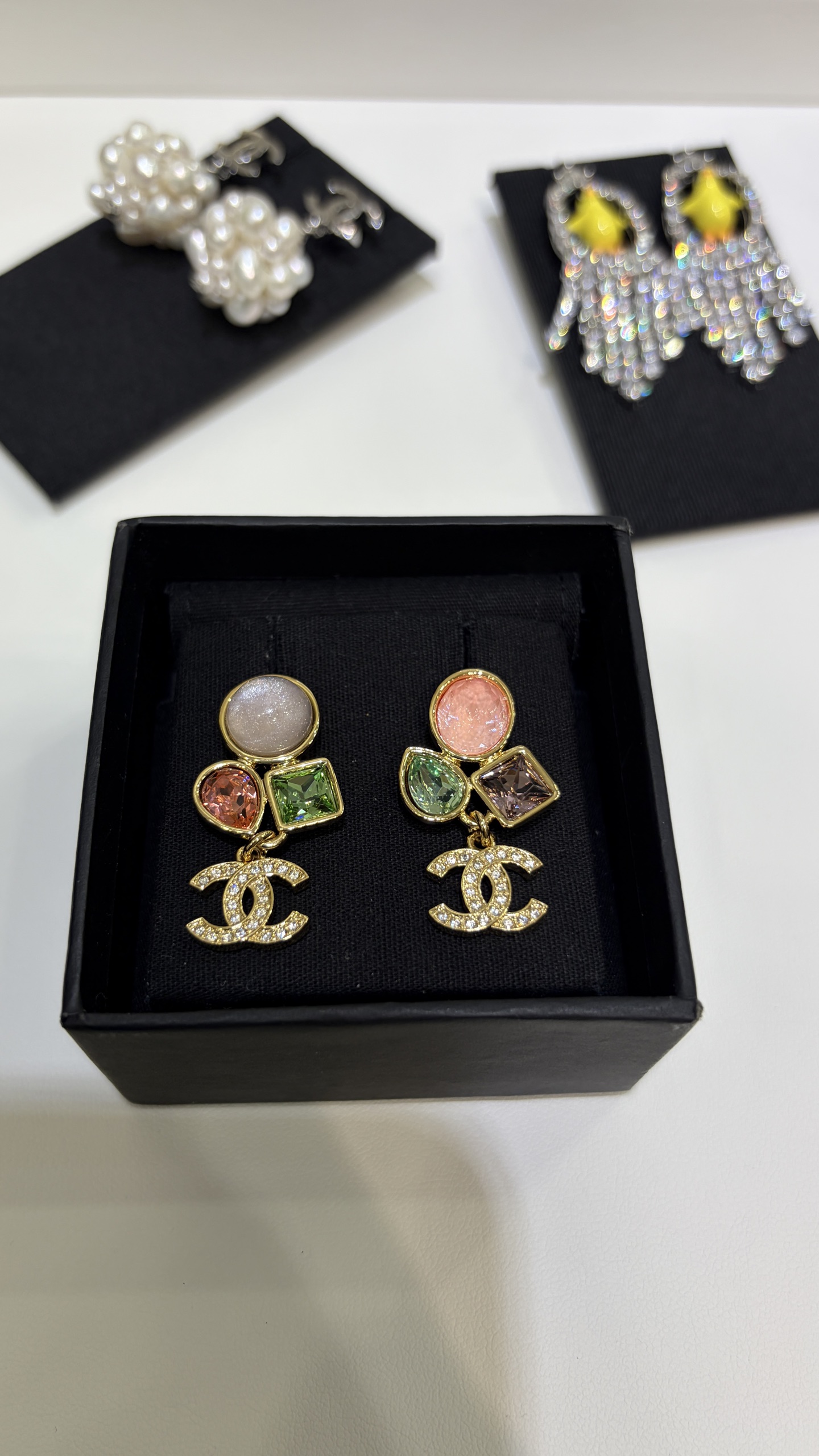 NO:881266,Today's new product Swarovski crystal * 26C new gold full diamond double C pendant colored gemstone pearl earrings. Such a noble color scheme, easy to wear casually. Irregular gemstone cutting design is wonderful~ Romantic and retro gorgeous. The visual sense of high-grade colorful gemstones. yb-like brass material. Swarovski crystal matching color matching. Top version, earrings, Cardia high-end jewelry19860909今日新品施华洛水晶 * 26C新款金色满钻双C吊坠彩色宝石珍珠耳环 好贵气的配色随便一戴超级好出片 不规则宝石切割设计很妙～ 浪漫又复古华丽 高珠彩宝的即视感 yb一样黄铜材质 施华洛水晶 对版配色 顶级版本,,earrings,卡迪亚高端饰品,Jewelry
