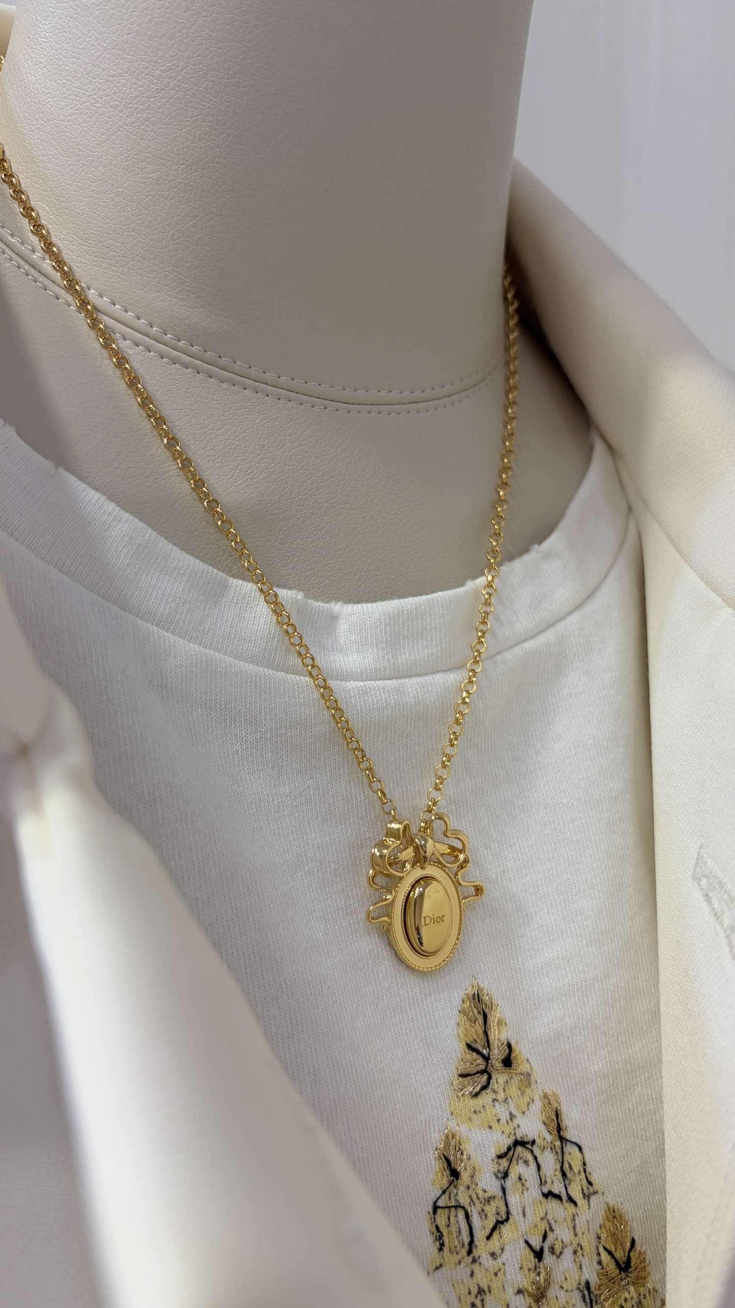 NO:857097,88220, today’s new purchase yb * 26ss new gold bow ribbon letter oval pendant necklace. The oval small gold coin mirror polishing process is so beautiful. The details of the ribbon bow are so exquisite. It is very retro and vintage. It has French elegance. It looks great when stacked with pearl necklaces. The top version of brass material like yb, necklace, Cartier high-end jewelry1986090988220,今日新品购入yb * 26ss新款金色蝴蝶结丝带字母椭圆吊坠项链 椭圆小金币镜面抛光工艺做工好美 丝带蝴蝶结细节太精致啦 很复古vintage 法式优雅气质拿捏 叠戴珍珠项链巨好看 yb一样黄铜材质顶级版本,,necklace,卡迪亚高端饰品,Jewelry