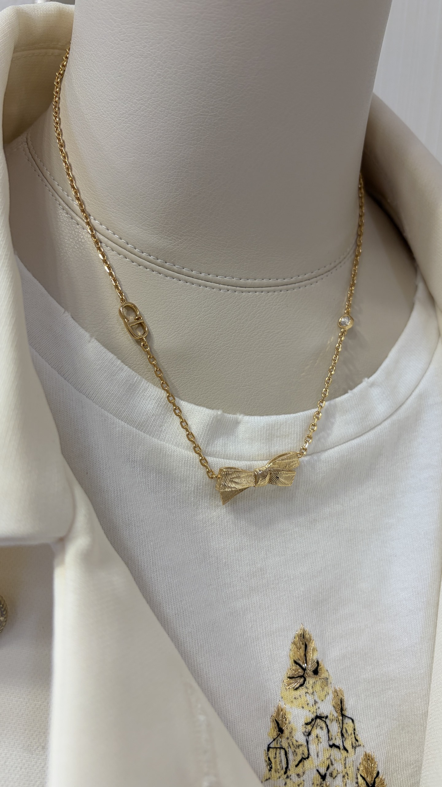 NO:857105,88180 New product purchased today yb * 26ss new gold brushed bow CD one diamond necklace. The details of the metal bow brushing process are so textured. A small rhinestone embellishes the chain body to instantly double the sophistication. The same brass material as yb, Swarovski Phantom diamond necklace, top version, necklace, Cartier high-end jewelry1986090988180今日新品购入yb * 26ss新款金色拉丝蝴蝶结CD一颗钻项链 金属蝴蝶结拉丝工艺细节太有质感了 一颗小水钻点缀链身精致感立马翻倍 yb一样黄铜材质 施华洛魅影钻 项链,顶级版本,,necklace,卡迪亚高端饰品,Jewelry