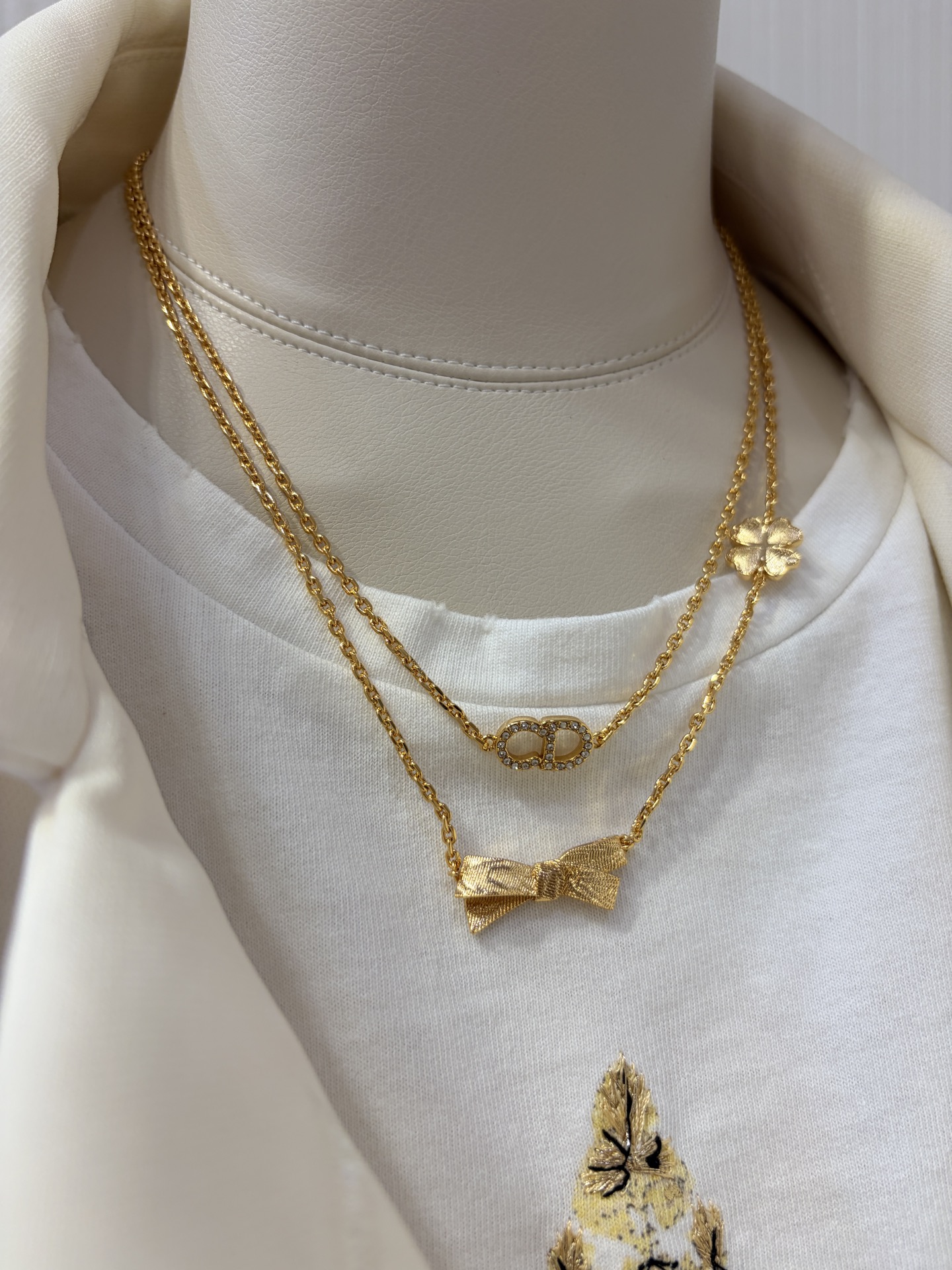 NO:856955,88220, today's new purchase yb * 26ss new gold brushed bow full of diamonds CD double-layer necklace. The details of the metal bow brushing process are so textured. It is exquisite and cute with clover and crystal CD. The double-layer chain design has its own sense of layering. The upper body is very beautiful. The same brass material as yb. Swarovski Phantom diamond. Necklace with packaging box. Top version, necklace, Cartier high-end jewelry.1986090988220,今日新品购入yb * 26ss新款金色拉丝蝴蝶结满钻CD双层项链 金属蝴蝶结拉丝工艺细节太有质感了 搭配幸运草和水晶CD精致又可爱 双层链条设计自带层次感 上身巨好看 yb一样黄铜材质 施华洛魅影钻 项链带包装盒 顶级版本,,necklace,卡迪亚高端饰品,Jewelry