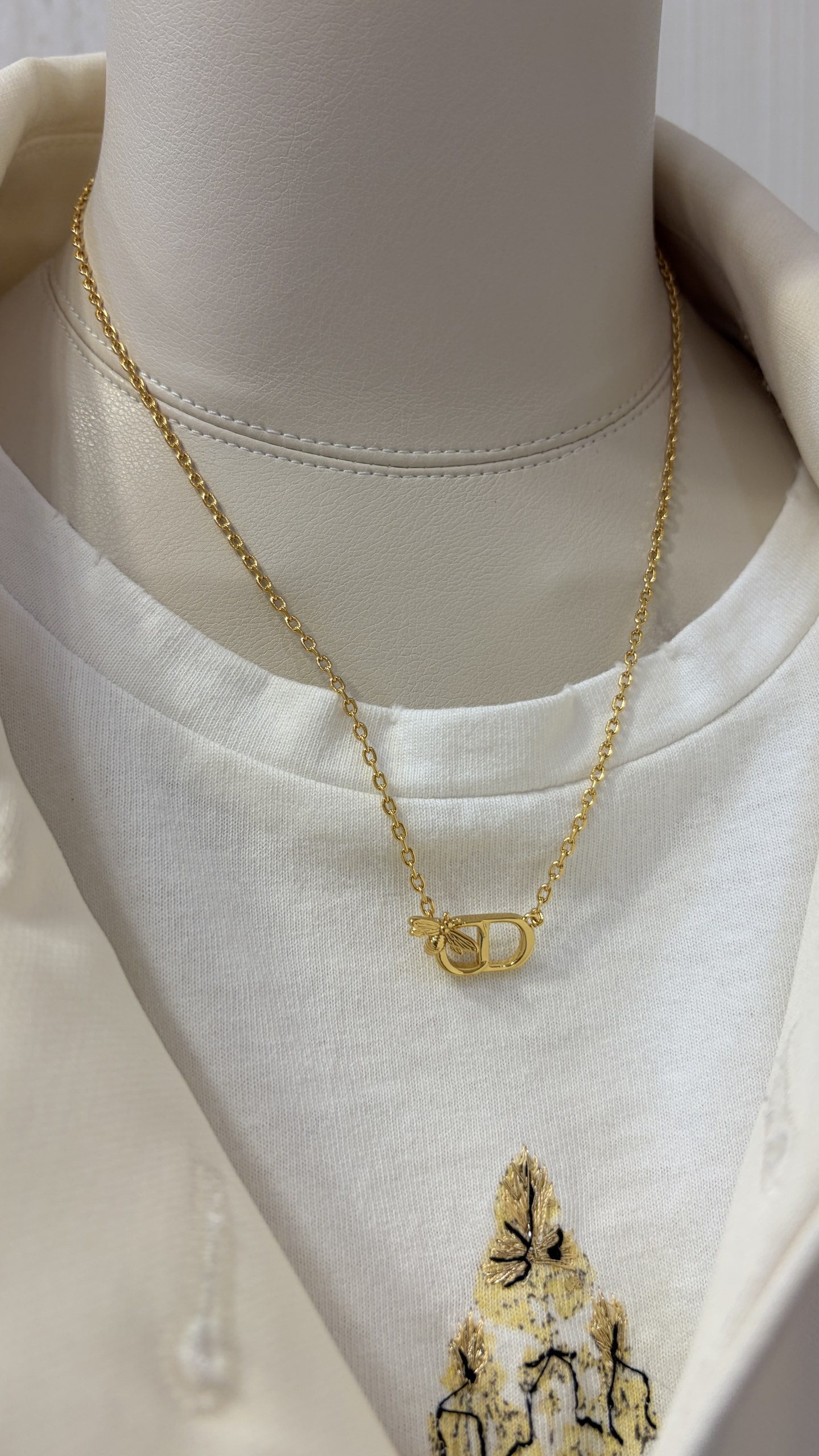 NO:856894,88180 Today's new necklace * 26ss new gold glossy CD bee necklace, shiny metal CD lifelike little bee, fine craftsmanship, clear engraving, classic and versatile basic style, cute and noble enough, very spring and summer atmosphere, yb same brass material, top version, necklace, Cartier high-end jewelry1986090988180今日新品项链 * 26ss新款金色亮面CD蜜蜂项链 亮面金属CD栩栩如生的小蜜蜂 工艺精细,刻字清晰,经典百搭基础款 可爱又足够贵气 非常有春夏气息 yb一样黄铜材质 顶级版本,,necklace,卡迪亚高端饰品,Jewelry