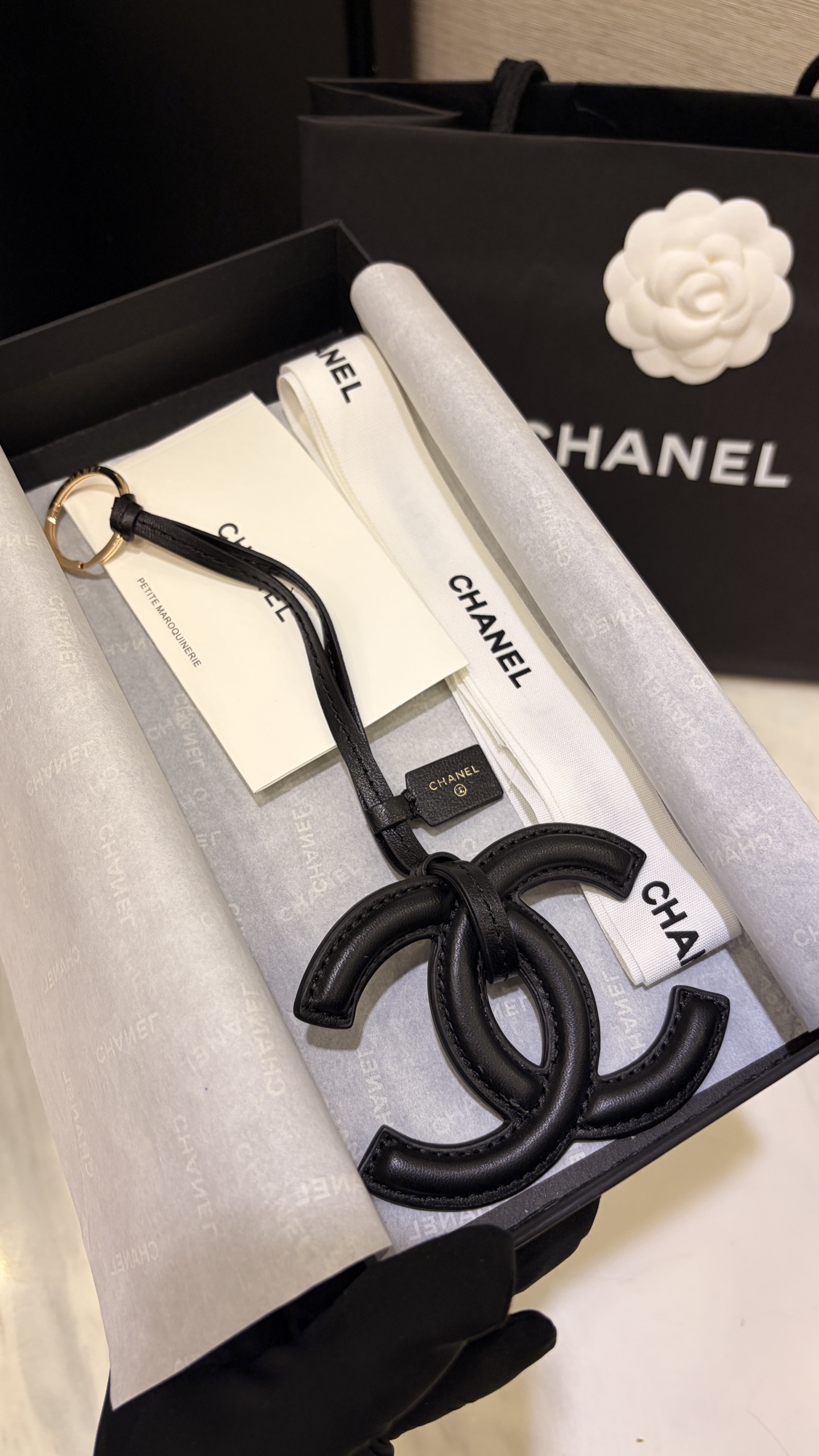 NO:919326,88200, bag pendant arrived today * 26s new black lambskin double C keychain pendant, imported lambskin classic large double C, the texture is very delicate, it is a bonus to buy it and hang it on the bag, simple and elegant, z-like lambskin, top version,,keychain,sheepskin,Cardia high-end jewelry1986090988200,今日到货包包挂件 * 26s新款黑色小羊皮双C钥匙扣挂件 进口小羊皮经典大双C 质感很细腻 买回去挂在包包上很加分 简洁又优雅 z一样小羊皮 顶级版本,,keychain,sheepskin,卡迪亚高端饰品,Jewelry