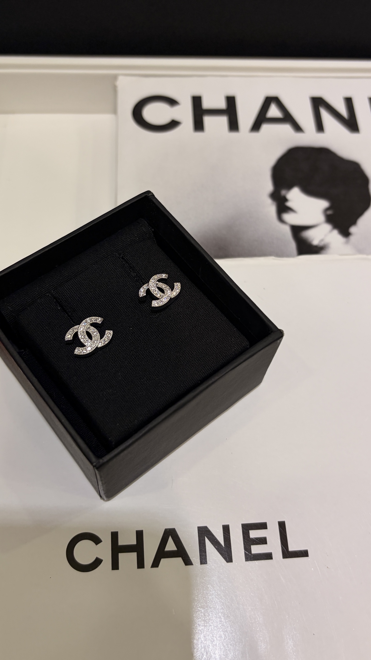 NO:816486,88150 Today’s new product classic rebate 2017 silver full diamond double C stud earrings basic model Classic silver crystal cc simple and attractive Mini size is perfect for commuting Lightweight and not tiring on the ears Same as yb brass material Swarovski crystal mini size earrings earrings, earrings, Cartier high-end jewelry1986090988150今日新品经典返单 2017银色满钻双C耳钉基础款 经典银色水晶cc简简单单又耐看 迷你尺寸太适合通勤了轻巧不累耳 yb一样黄铜材质 施华洛水晶 mini size耳钉耳环,,earrings,卡迪亚高端饰品,Jewelry