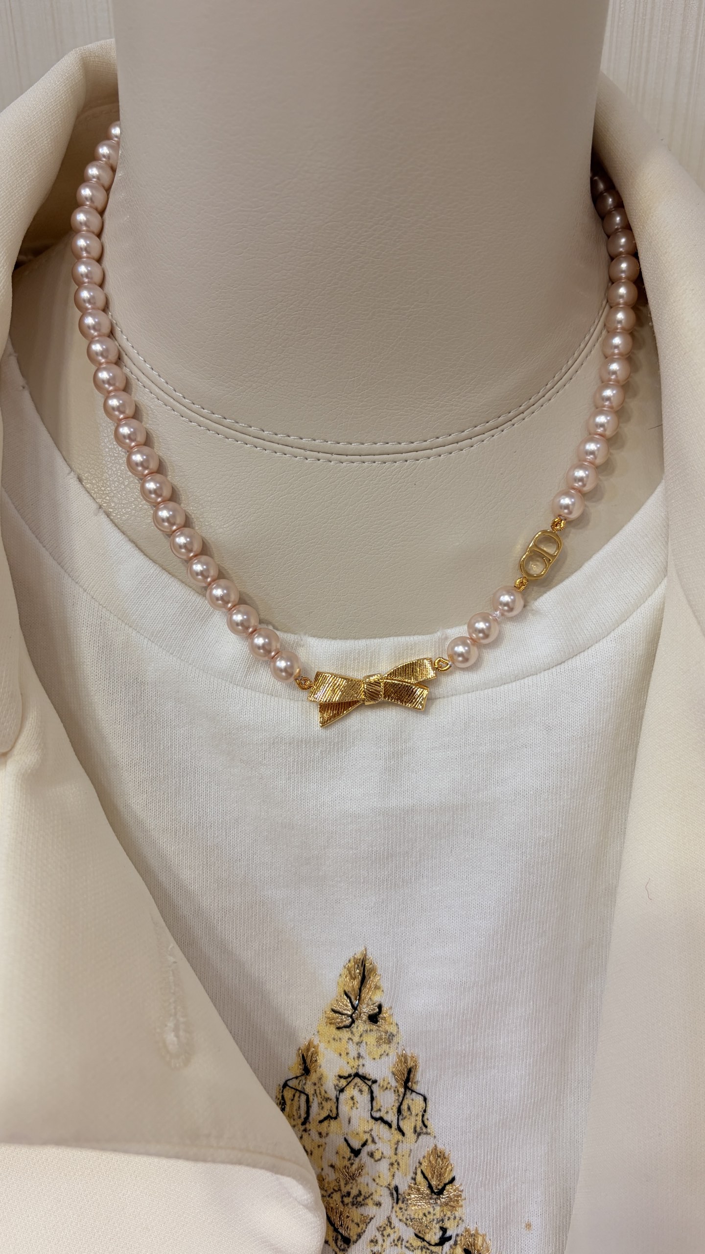 NO:816627,88230 Today's new product girly pink pearl * 26ss new gold brushed bow CD pink pearl necklace. The metal bow brushed craft details are so textured. Paired with pink pearls, the French girly atmosphere is full. The same brass material as yb. Customized pearls. Top version, necklace, Cartier high-end jewelry.1986090988230今日新品少女粉色珍珠 * 26ss新款金色拉丝蝴蝶结CD粉色珍珠项链 金属蝴蝶结拉丝工艺细节太有质感了 搭配粉色珍珠法式少女氛围感满满 yb一样黄铜材质 定制珍珠 顶级版本,,necklace,卡迪亚高端饰品,Jewelry