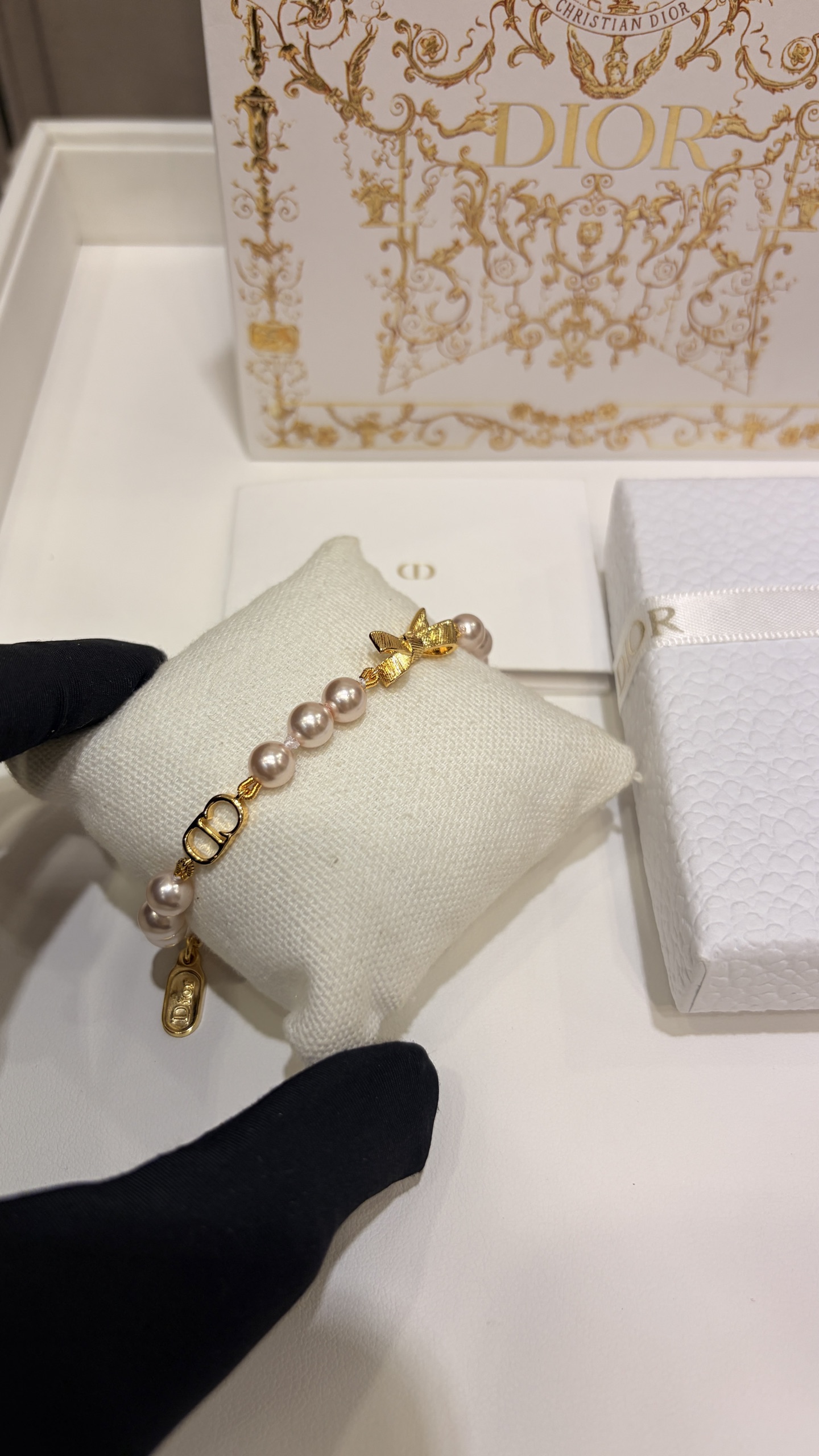 NO:816632,88220 Today's new product girly pink pearl * 26ss new gold brushed bow CD pink pearl bracelet. The metal bow brushed craft details are so textured. Paired with pink pearls, the French girly atmosphere is full. The same brass material as yb. Customized pearls. Top version, bracelet, Cartier high-end jewelry.1986090988220今日新品少女粉色珍珠 * 26ss新款金色拉丝蝴蝶结CD粉色珍珠手链 金属蝴蝶结拉丝工艺细节太有质感了 搭配粉色珍珠法式少女氛围感满满 yb一样黄铜材质 定制珍珠 顶级版本,,bracelet,卡迪亚高端饰品,Jewelry