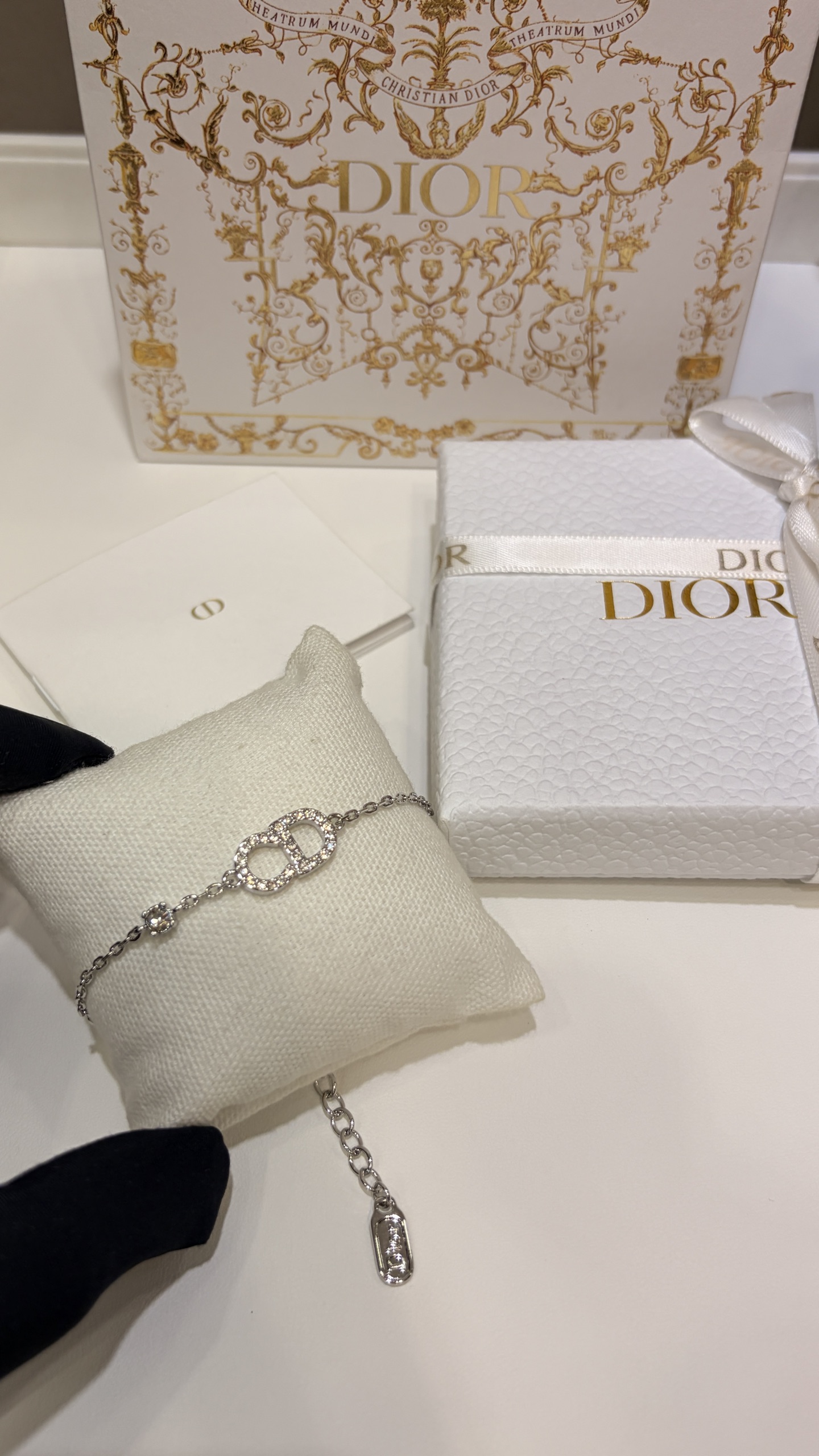 NO:856882,88170, today’s new bracelet * 26ss new silver full diamond CD small rhinestone bracelet. The matching design with one diamond and XCD big logo is so classic. It is very versatile for daily use. It is simple and very attractive. It has the temperament of a rich family. You can’t go wrong with your eyes closed. The same brass material as yb. Swarovski Phantom diamond, bracelet, Cartier high-end jewelry1986090988170,今日新品手链 * 26ss新款银色满钻CD小水钻手链 一颗钻XCD大logo的搭配设计太经典啦 日常超百搭 简简单单很耐看 富家千金气质满满闭眼入不出错 yb一样黄铜材质 施华洛魅影钻,,bracelet,卡迪亚高端饰品,Jewelry