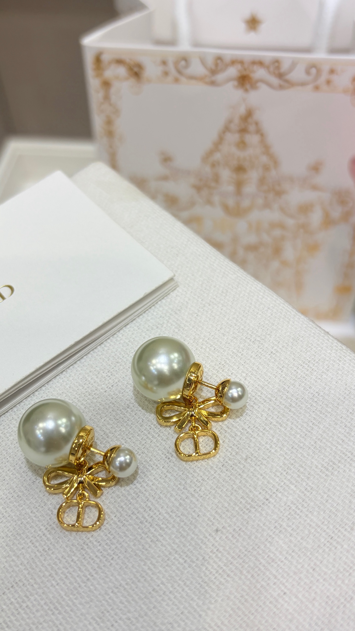 NO:816623,88180, Today's new earrings * 26ss new gold CD bow double ball pearl earrings. The bow + CD is so good. It feels like a precious daughter. The word 'exquisite' is written from beginning to end. It is matched with the classic double ball pearl design. Whoever wears it looks better. The same brass material as yb. Customized pearls, earrings, earrings, Cardia high-end jewelry.1986090988180,今日新品耳环 * 26ss新款金色CD蝴蝶结双球珍珠耳环 蝴蝶结+CD太乖了 矜贵千金即视感 从头到尾写满了“精致”二字 搭配经典双球珍珠设计 谁戴谁好看 yb一样黄铜材质 定制珍珠 耳钉耳环,,earrings,卡迪亚高端饰品,Jewelry