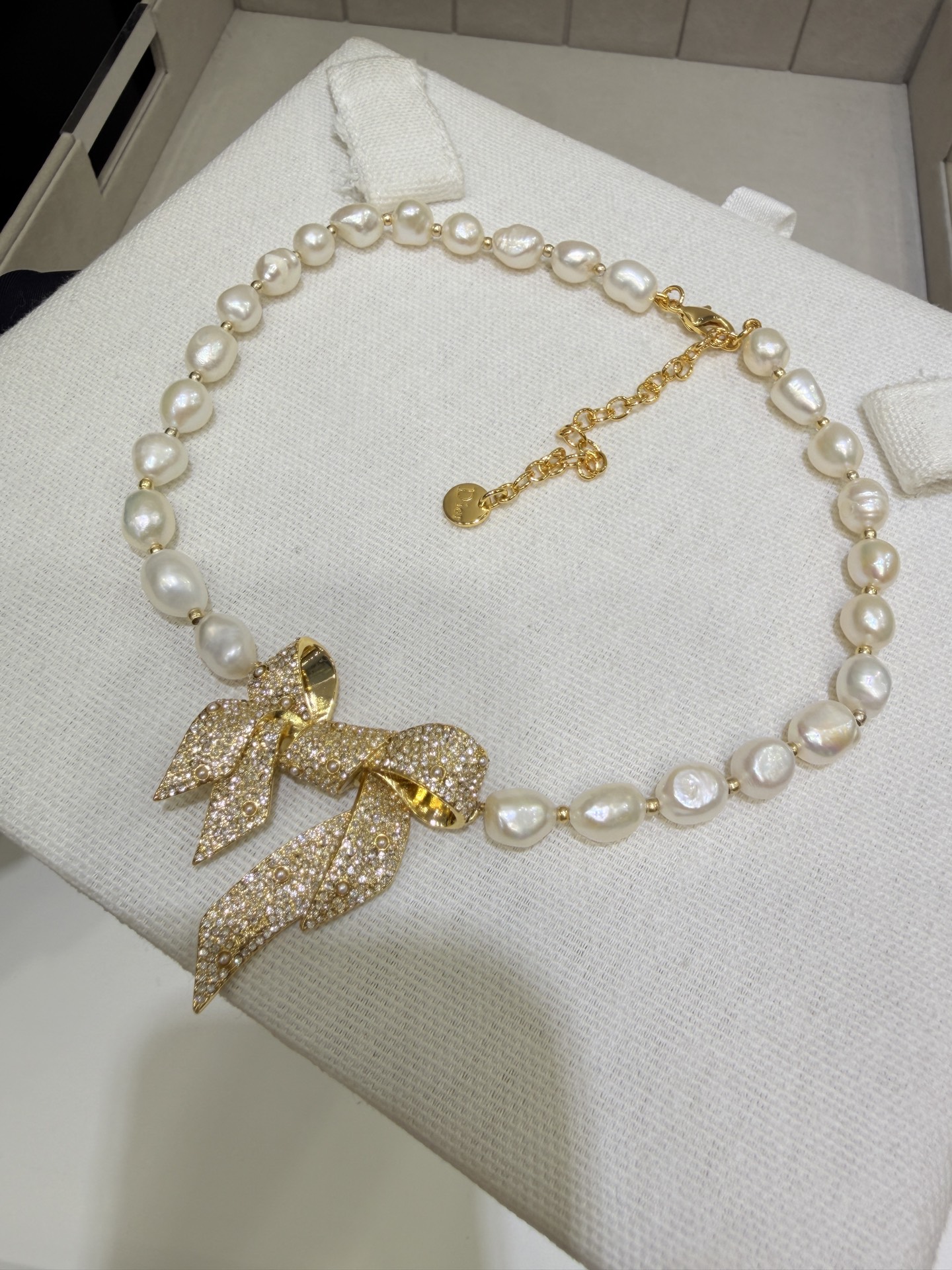 今日新品天然珍珠\n26ss新款金色满钻丝带蝴蝶结巴洛克珍珠项链\n\n丝带蝴蝶结立体造型细节太有质感了\n天然巴洛克珍珠每一颗都是独一无二的\n优雅贵气的法式氛围中又带着野生感生命力\n\nyb一样黄铜材质天然珍珠\n项链带包装盒
