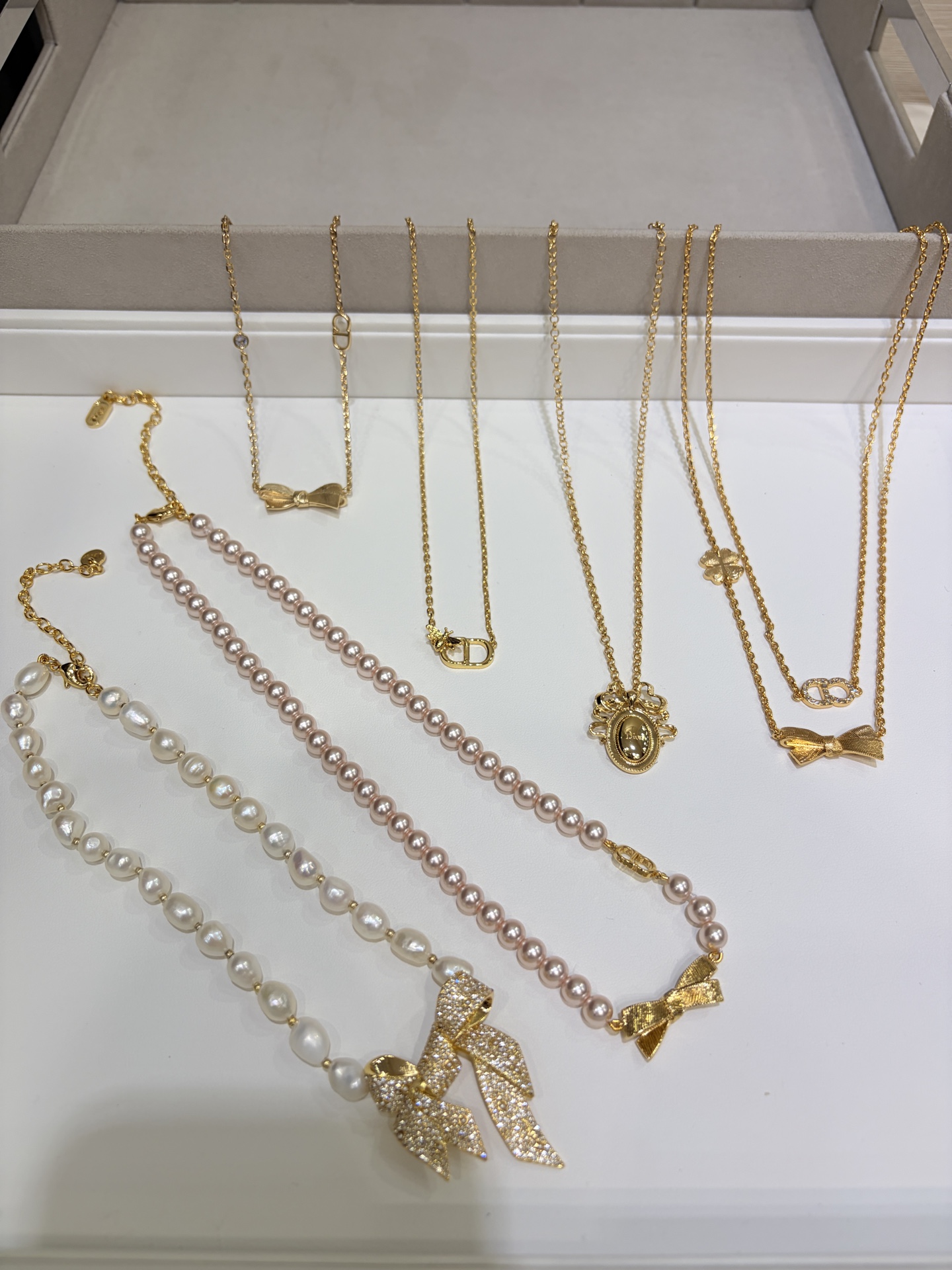 今日新品天然珍珠\n26ss新款金色满钻丝带蝴蝶结巴洛克珍珠项链\n\n丝带蝴蝶结立体造型细节太有质感了\n天然巴洛克珍珠每一颗都是独一无二的\n优雅贵气的法式氛围中又带着野生感生命力\n\nyb一样黄铜材质天然珍珠\n项链带包装盒