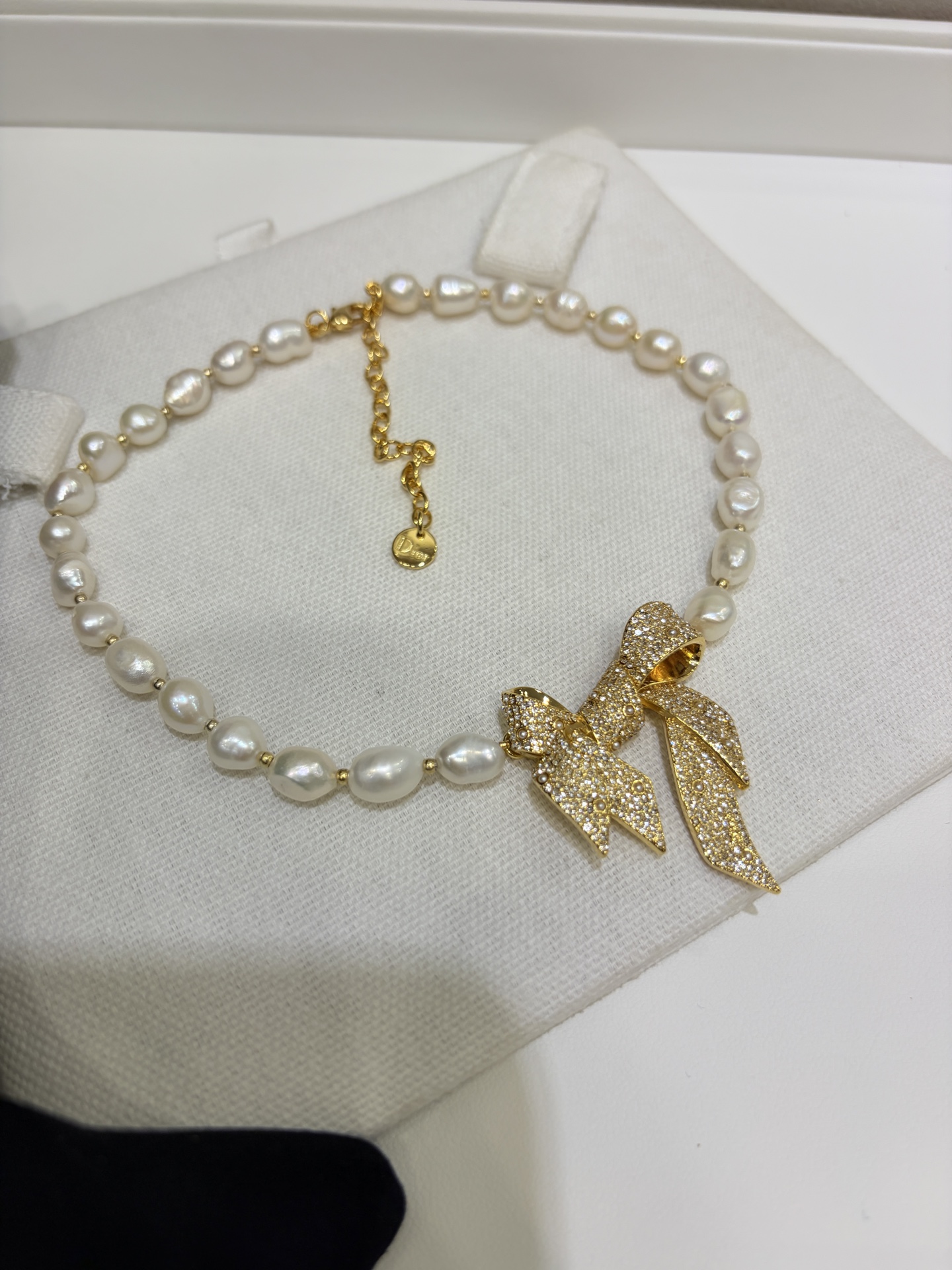 今日新品天然珍珠\n26ss新款金色满钻丝带蝴蝶结巴洛克珍珠项链\n\n丝带蝴蝶结立体造型细节太有质感了\n天然巴洛克珍珠每一颗都是独一无二的\n优雅贵气的法式氛围中又带着野生感生命力\n\nyb一样黄铜材质天然珍珠\n项链带包装盒