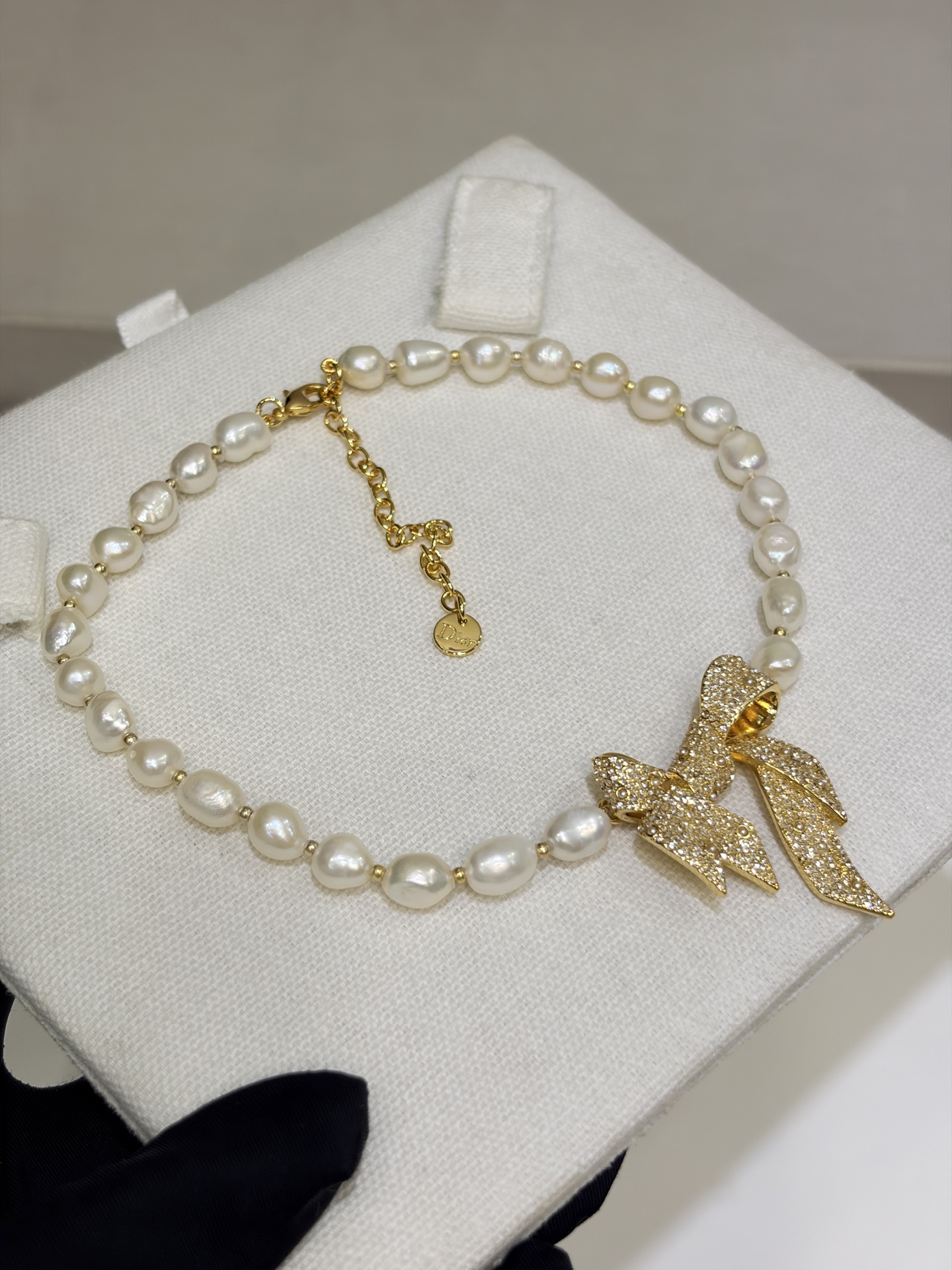 今日新品天然珍珠\n26ss新款金色满钻丝带蝴蝶结巴洛克珍珠项链\n\n丝带蝴蝶结立体造型细节太有质感了\n天然巴洛克珍珠每一颗都是独一无二的\n优雅贵气的法式氛围中又带着野生感生命力\n\nyb一样黄铜材质天然珍珠\n项链带包装盒