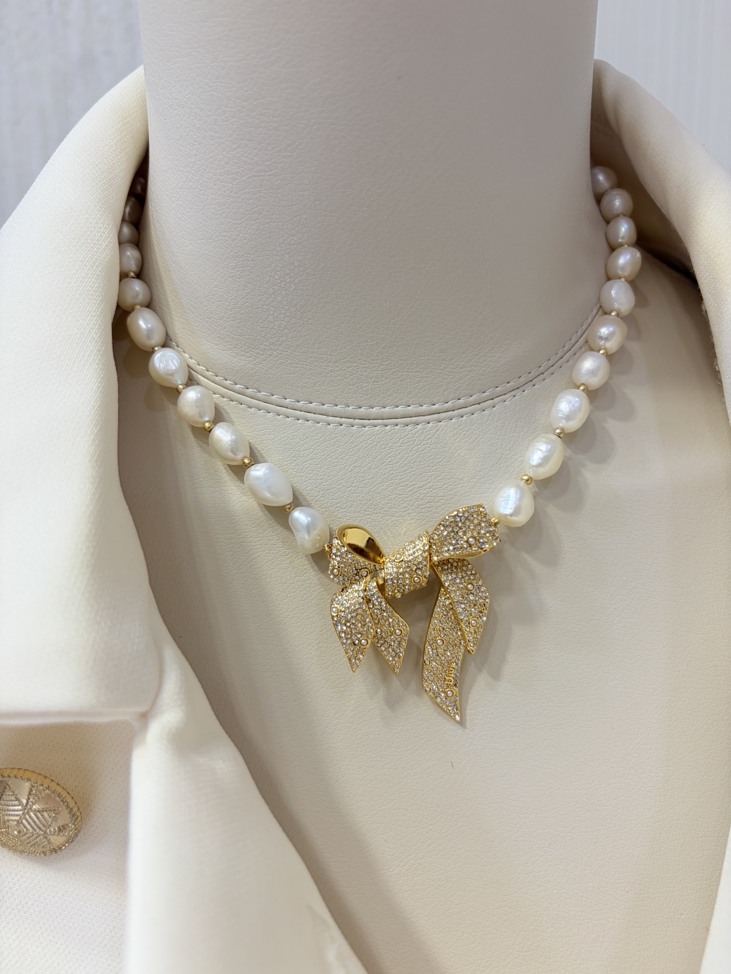 NO:816638,88350 Today's new natural pearl * 26ss new gold full diamond ribbon bow Baroque pearl necklace. The ribbon bow three-dimensional shape details are so textured. Each natural baroque pearl is unique. The elegant and noble French atmosphere has a sense of wild vitality. The same brass material as yb. Natural pearls, necklace, Cartier high-end jewelry1986090988350今日新品天然珍珠 * 26ss新款金色满钻丝带蝴蝶结巴洛克珍珠项链 丝带蝴蝶结立体造型细节太有质感了 天然巴洛克珍珠每一颗都是独一无二的 优雅贵气的法式氛围中又带着野生感生命力 yb一样黄铜材质 天然珍珠,,necklace,卡迪亚高端饰品,Jewelry