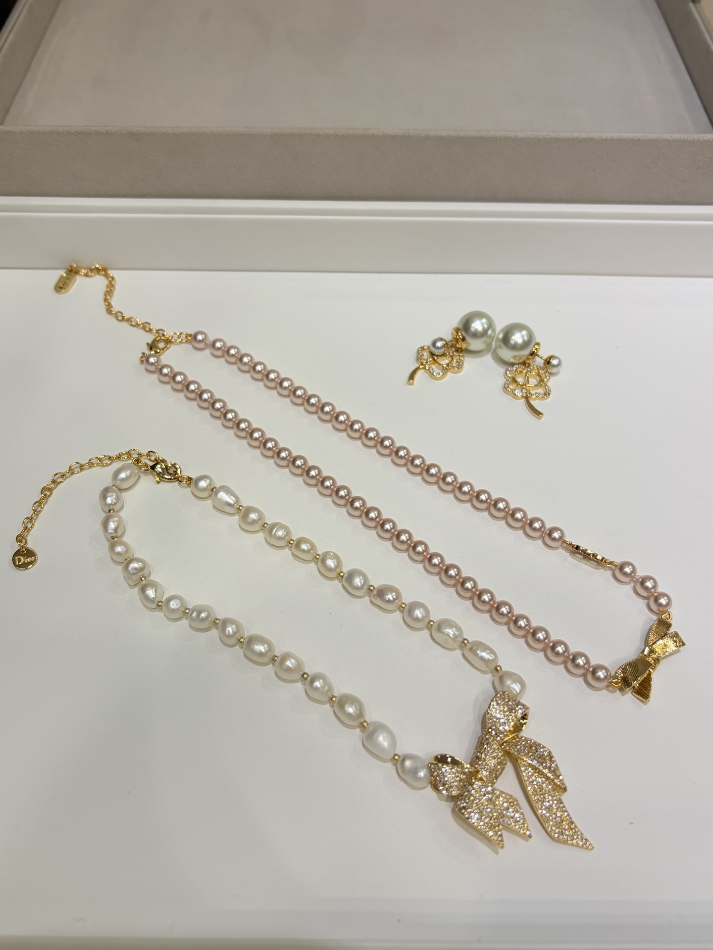今日新品天然珍珠\n26ss新款金色满钻丝带蝴蝶结巴洛克珍珠项链\n\n丝带蝴蝶结立体造型细节太有质感了\n天然巴洛克珍珠每一颗都是独一无二的\n优雅贵气的法式氛围中又带着野生感生命力\n\nyb一样黄铜材质天然珍珠\n项链带包装盒