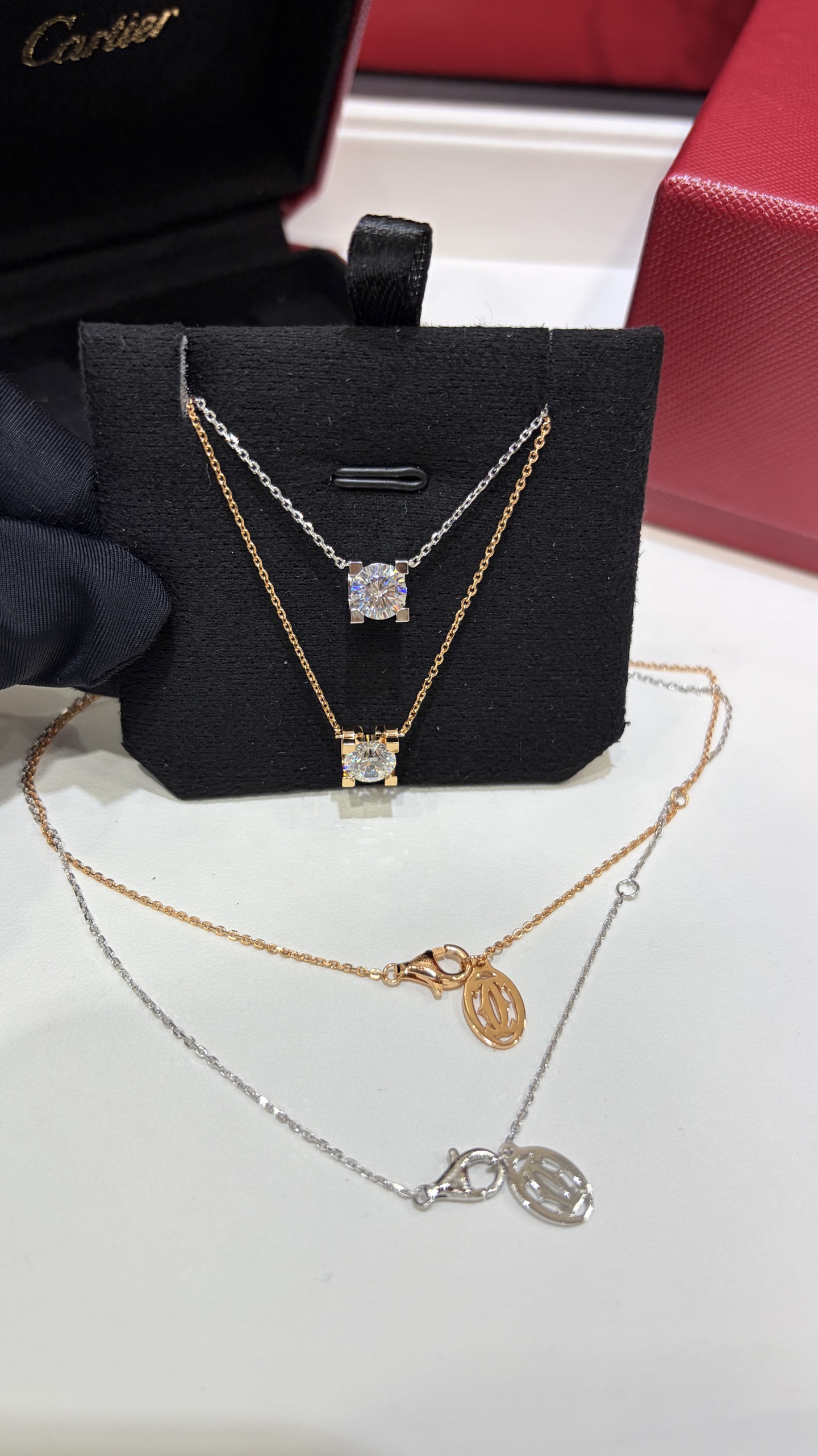 今日新品白金色\n经典款一克拉牛角钻牛头钻银色项链\n\n单钻项链一卡的大小闪烁又有存在感\n只能说无敌百搭经久不衰的时髦闭眼入\n细节精致白金色会更个性清冷一点\n\nzp18k真金真钻一克拉价格10w起步\n定制款925银链条➕铜配件进口锆石\n项链带包装盒顶级版本\n