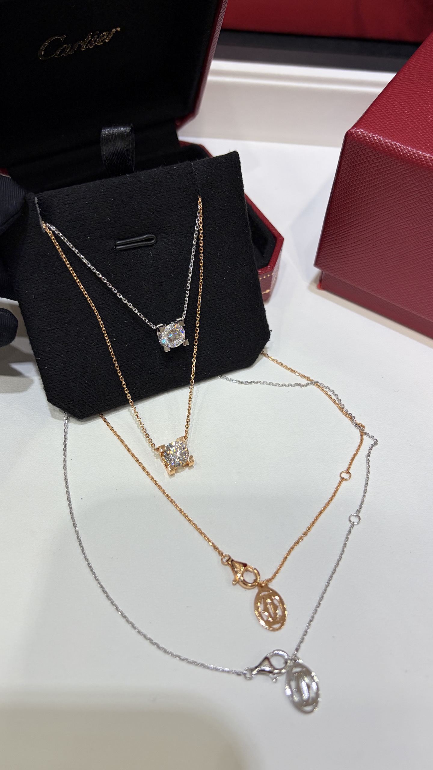 今日新品玫瑰金色\n经典款一克拉牛角钻牛头钻项链\n\n单钻项链一卡的大小闪烁又有存在感\n只能说无敌百搭经久不衰的时髦闭眼入\n细节精致玫瑰金色温柔又很衬肤色✨\n\nzp18k真金真钻一克拉价格10w起步\n定制款925银链条➕铜配件进口锆石\n项链带包装盒顶级版本\n\n