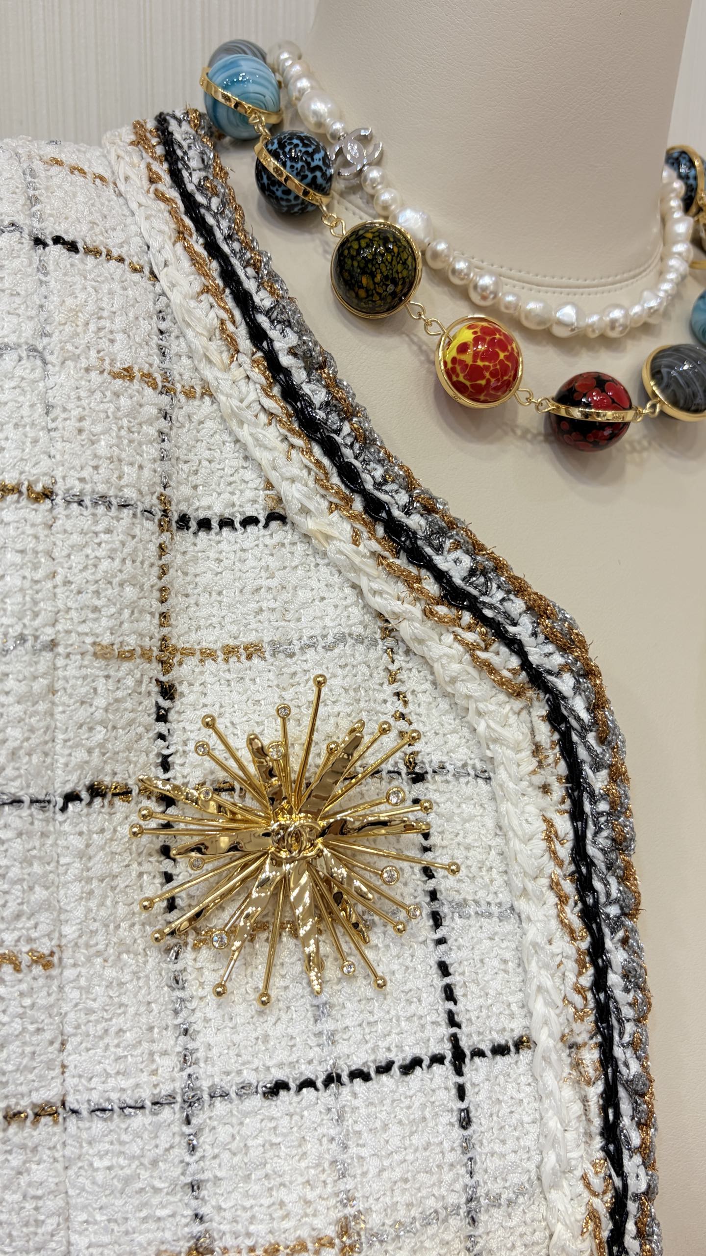 NO:857190,88260 Today's new heavy brooch * 26s new gold double C starry fireworks three-dimensional brooch. The three-dimensional firework shape is full of layers, fashionable and personalized. It's like wearing a dazzling fireworks on the body. Blingbling is so eye-catching. The same brass material as yb. Customized crystal, brooch, breastpin, Cartier high-end jewelry1986090988260今日新品重胸针 * 26s新款金色双C满天星烟花立体胸针 立体烟花造型层次感十足 时髦又个性 像把一场绚丽夺目的烟花定格戴在身上 Blingbling太吸引人眼球啦 yb一样黄铜材质 定制水晶,,brooch，breastpin,卡迪亚高端饰品,Jewelry