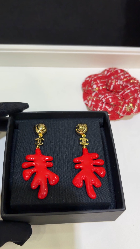 红珊瑚耳环极具艺术感的设计‼️\n仿佛此刻就在沙滩度假的休闲氛围