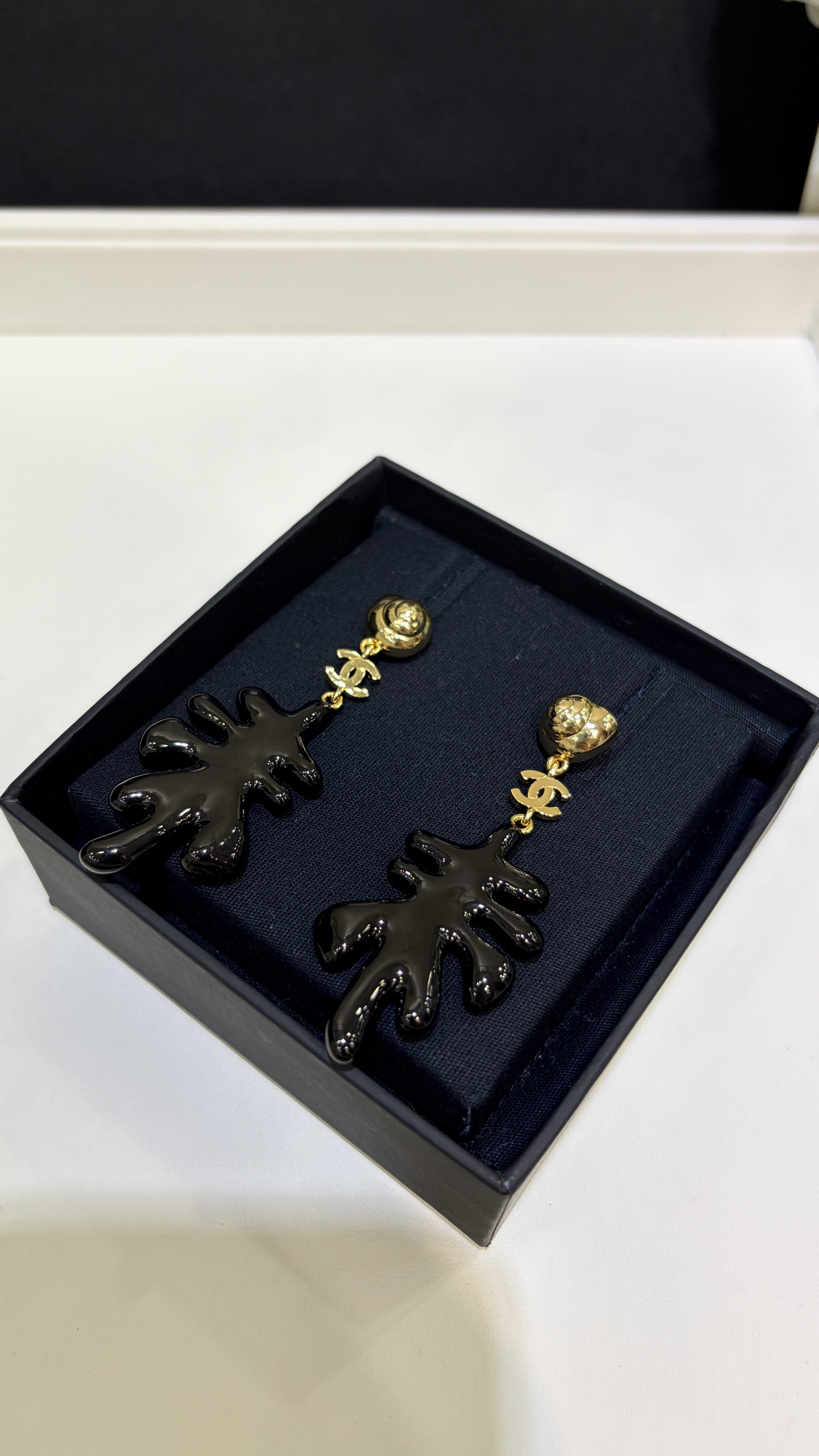 今日新品黑色大号\n26M夏日海洋系列新款黑色珊瑚海螺耳钉\n\n黑色珊瑚➕小海螺➕金色光面双C\n个性十足充满叙事感和自然的野性美\n海洋系列很松弛，度假风让人心情愉悦\n\nzp一致黄铜材质珐琅材质\ncocobeach耳环带包装盒