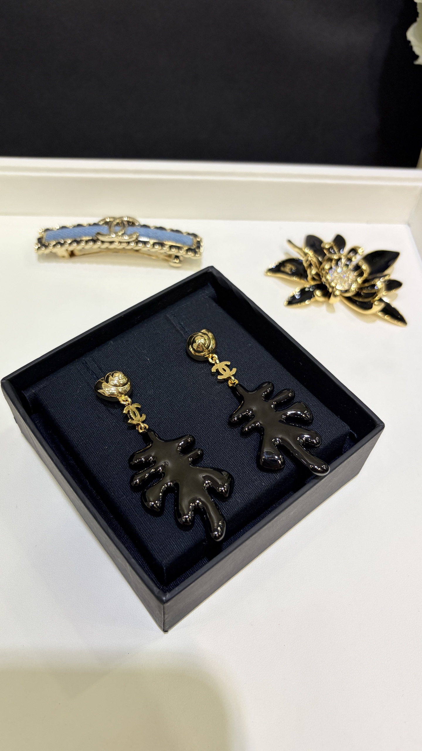 今日新品黑色大号\n26M夏日海洋系列新款黑色珊瑚海螺耳钉\n\n黑色珊瑚➕小海螺➕金色光面双C\n个性十足充满叙事感和自然的野性美\n海洋系列很松弛，度假风让人心情愉悦\n\nzp一致黄铜材质珐琅材质\ncocobeach耳环带包装盒