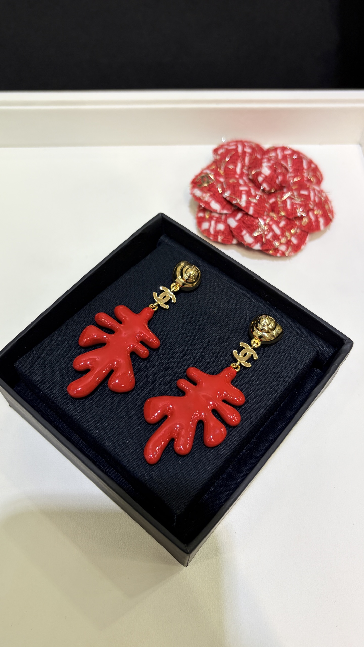 今日新品红色大号\n昆凌同款26M夏日海洋系列新款红色珊瑚海螺耳钉\n\n红色珊瑚➕小海螺➕金色光面双C\n热情洋溢♥️充满叙事感和自然的野性美\n海洋系列很松弛，度假风让人心情愉悦\n\nzp一致黄铜材质珐琅材质\ncocobeach耳环带包装盒