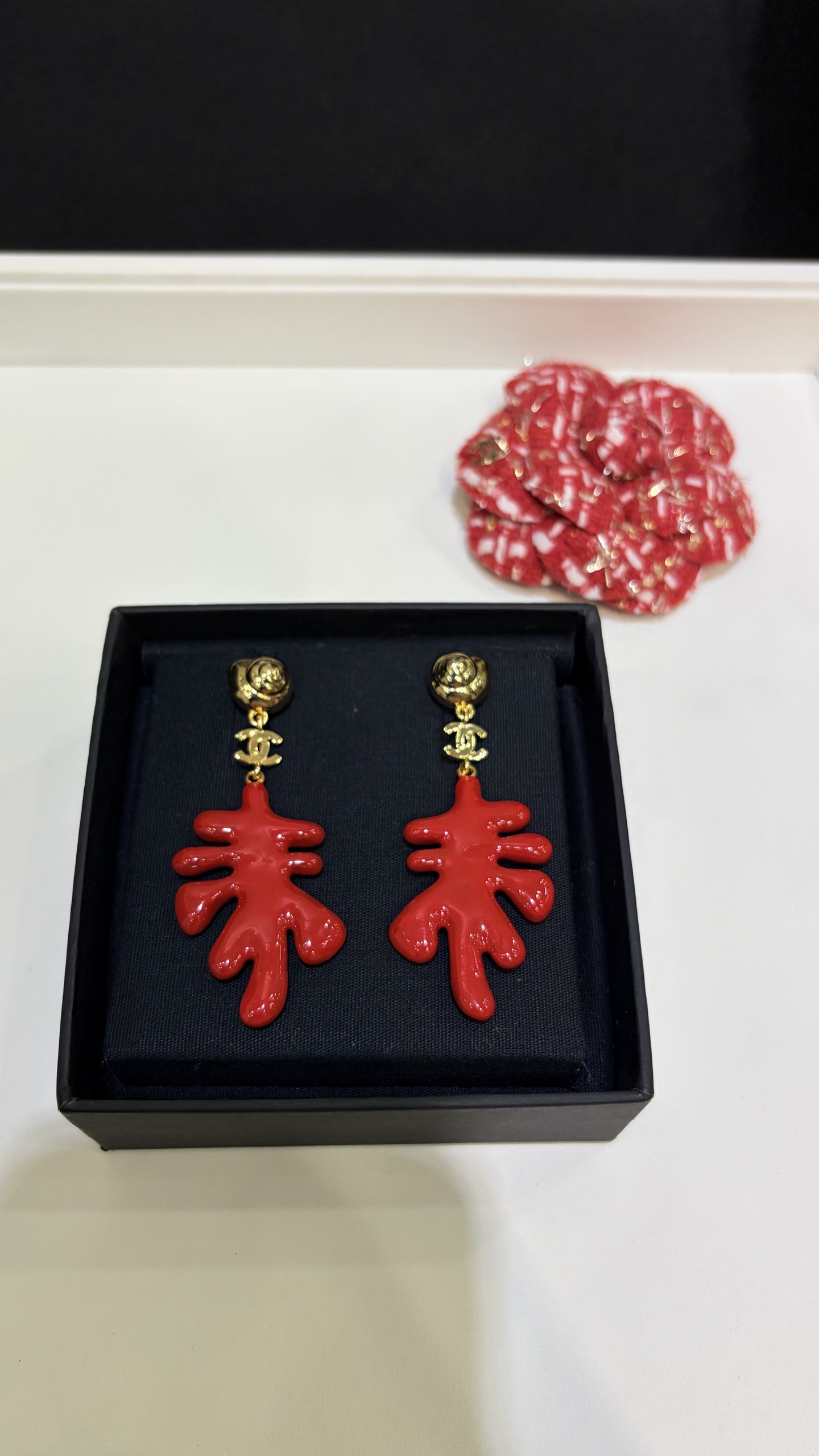 今日新品红色大号\n昆凌同款26M夏日海洋系列新款红色珊瑚海螺耳钉\n\n红色珊瑚➕小海螺➕金色光面双C\n热情洋溢♥️充满叙事感和自然的野性美\n海洋系列很松弛，度假风让人心情愉悦\n\nzp一致黄铜材质珐琅材质\ncocobeach耳环带包装盒