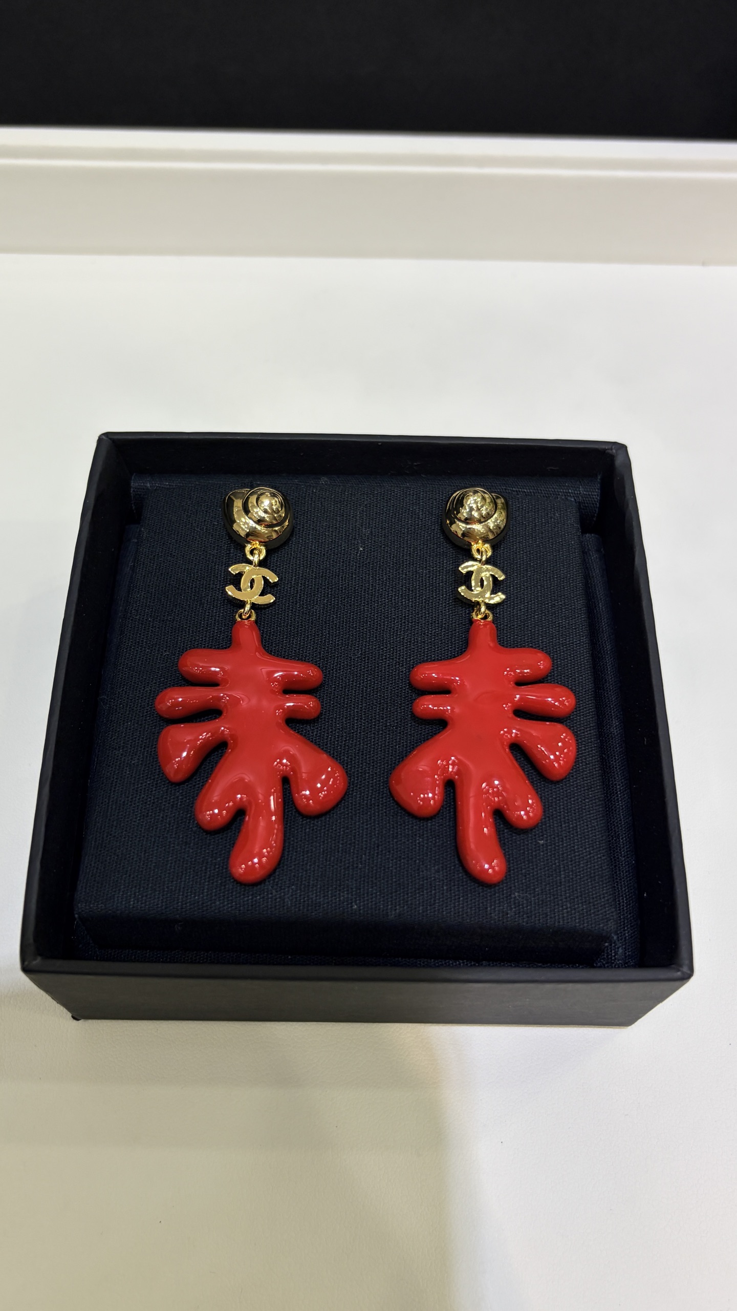 今日新品红色大号\n昆凌同款26M夏日海洋系列新款红色珊瑚海螺耳钉\n\n红色珊瑚➕小海螺➕金色光面双C\n热情洋溢♥️充满叙事感和自然的野性美\n海洋系列很松弛，度假风让人心情愉悦\n\nzp一致黄铜材质珐琅材质\ncocobeach耳环带包装盒
