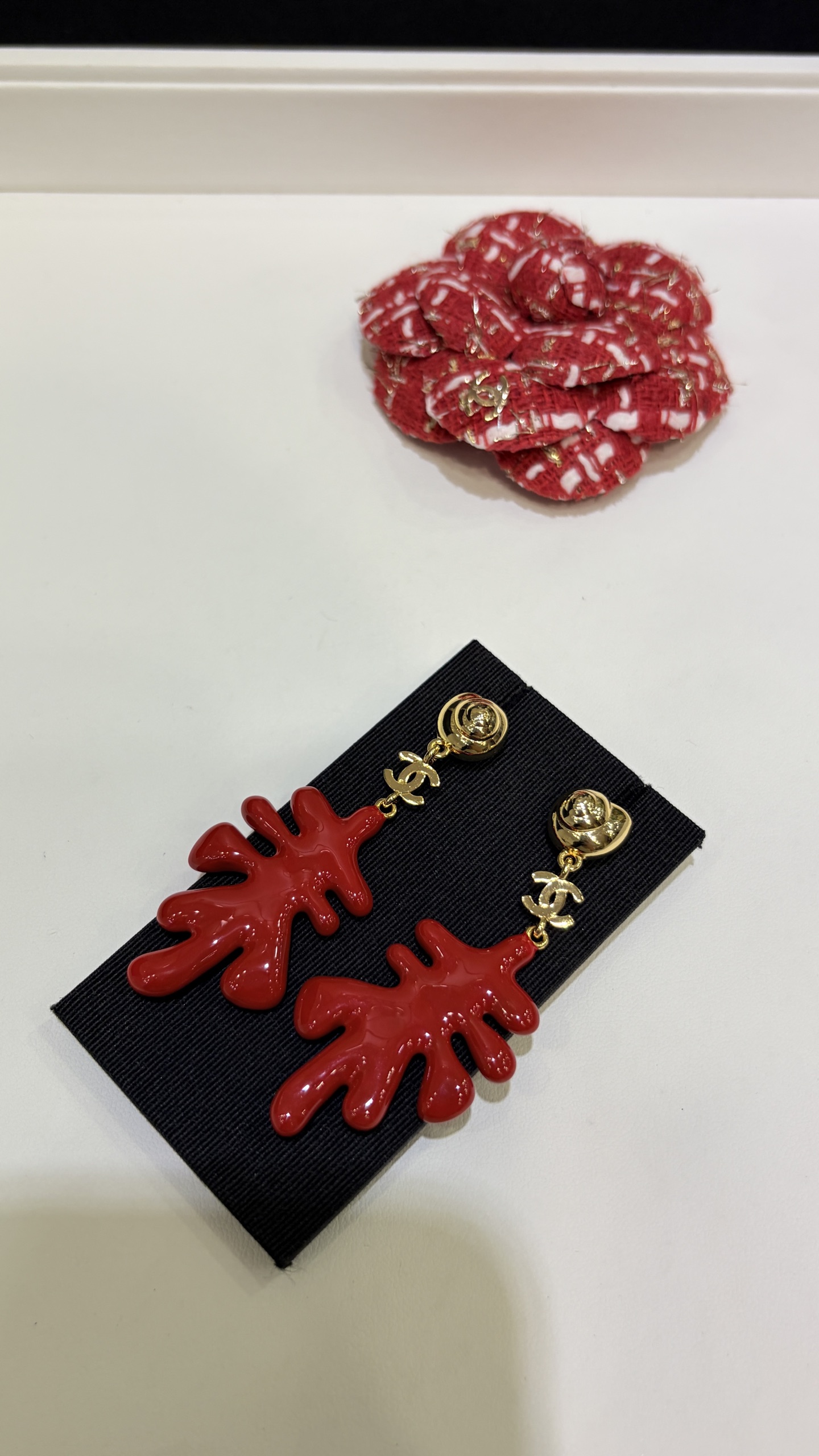 今日新品红色大号\n昆凌同款26M夏日海洋系列新款红色珊瑚海螺耳钉\n\n红色珊瑚➕小海螺➕金色光面双C\n热情洋溢♥️充满叙事感和自然的野性美\n海洋系列很松弛，度假风让人心情愉悦\n\nzp一致黄铜材质珐琅材质\ncocobeach耳环带包装盒