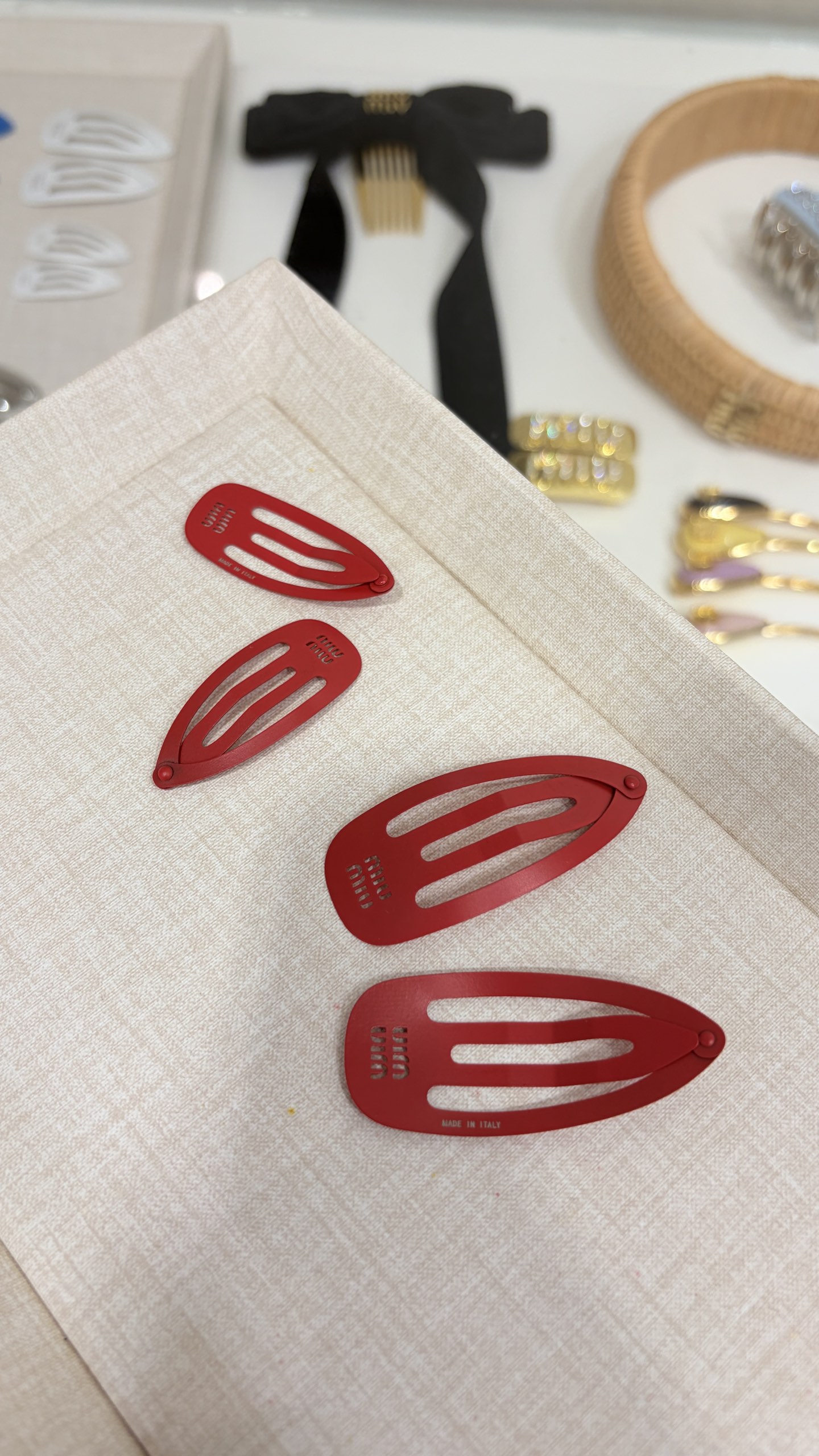 NO:857046,88180 A pair of today's new products, the new red metal hairpin BB clip set, hollow letter design enamel metal hairpin, simple and cute, hot style, salty or sweet, full of girly feeling, daily used to clip bangs and broken hair, super practical, YB same brass material, two sizes, hairpins, Cardia high-end jewelry1986090988180 一对 今日新品新款红色金属发夹bb夹套装 镂空字母设计珐琅金属发夹 简约又可爱 爆款可盐可甜充满少女感 日常用来夹刘海、夹碎发,超级实用 yb一样黄铜材质 大小两个尺寸,,hairpins,卡迪亚高端饰品,Jewelry
