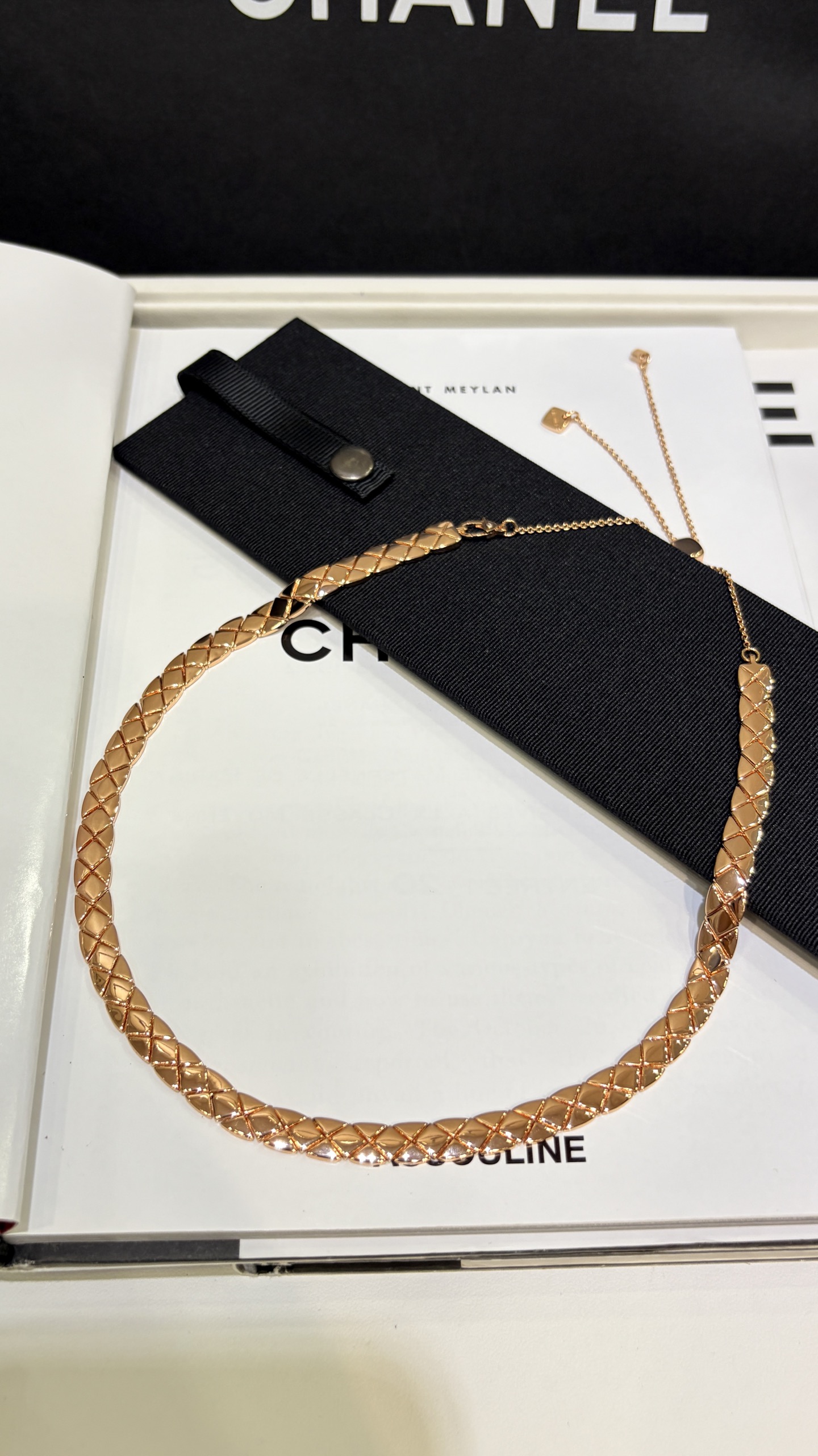今日新品jennie同款\n新款cococrush菱格纹玫瑰金短项链choker\n\n经典菱格纹线条饱满简约又百搭\n柔性蛇骨链设计贴合颈部舒适度满分\n链条调节扣自由调节长度非常nice\n\nzp18k真金定制精工铜镀金\n高级珠宝系列项链带图片包装盒